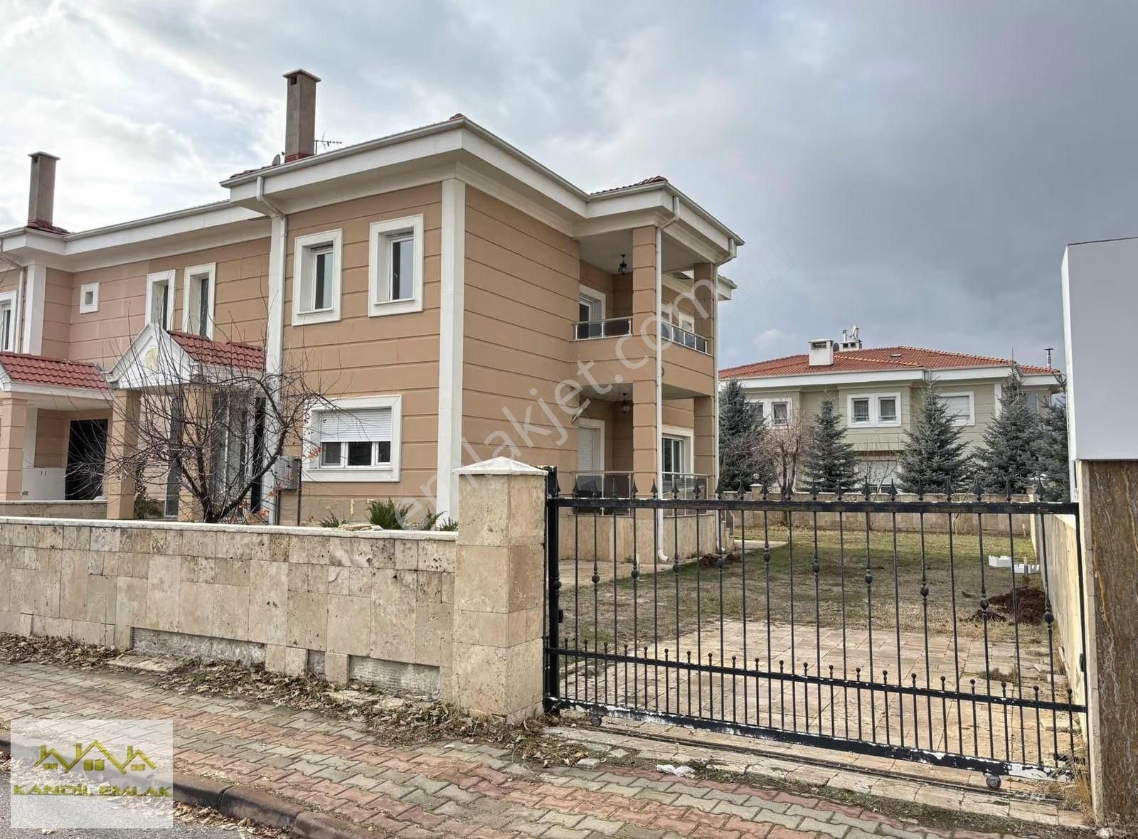 Kandil Emlaktan Başarı Villarında Kiralık Geniş Bahçeli Villa