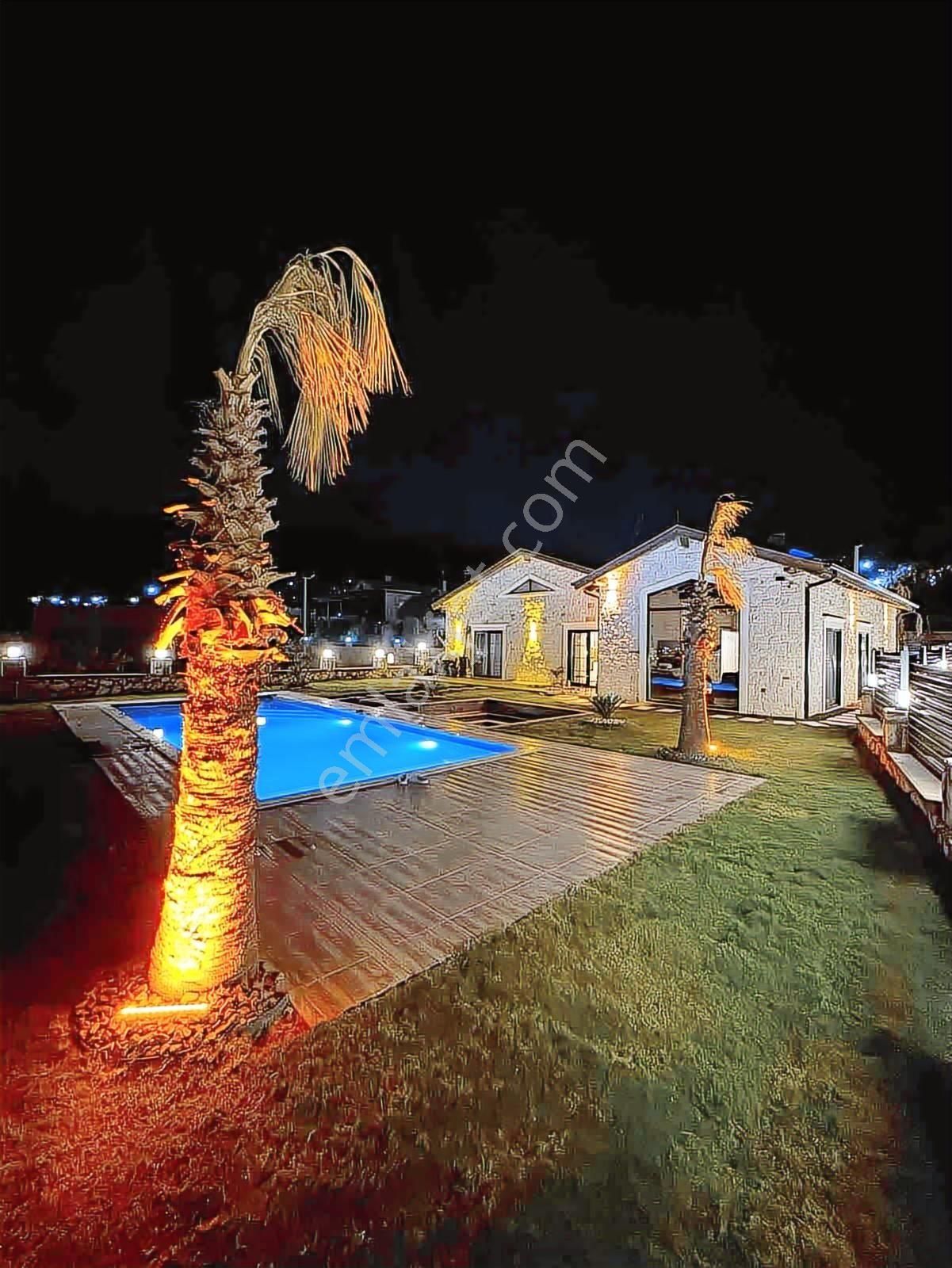 Foça Kozbeyli'de Kiralık Havuzlu Bahçeli Taş Ev