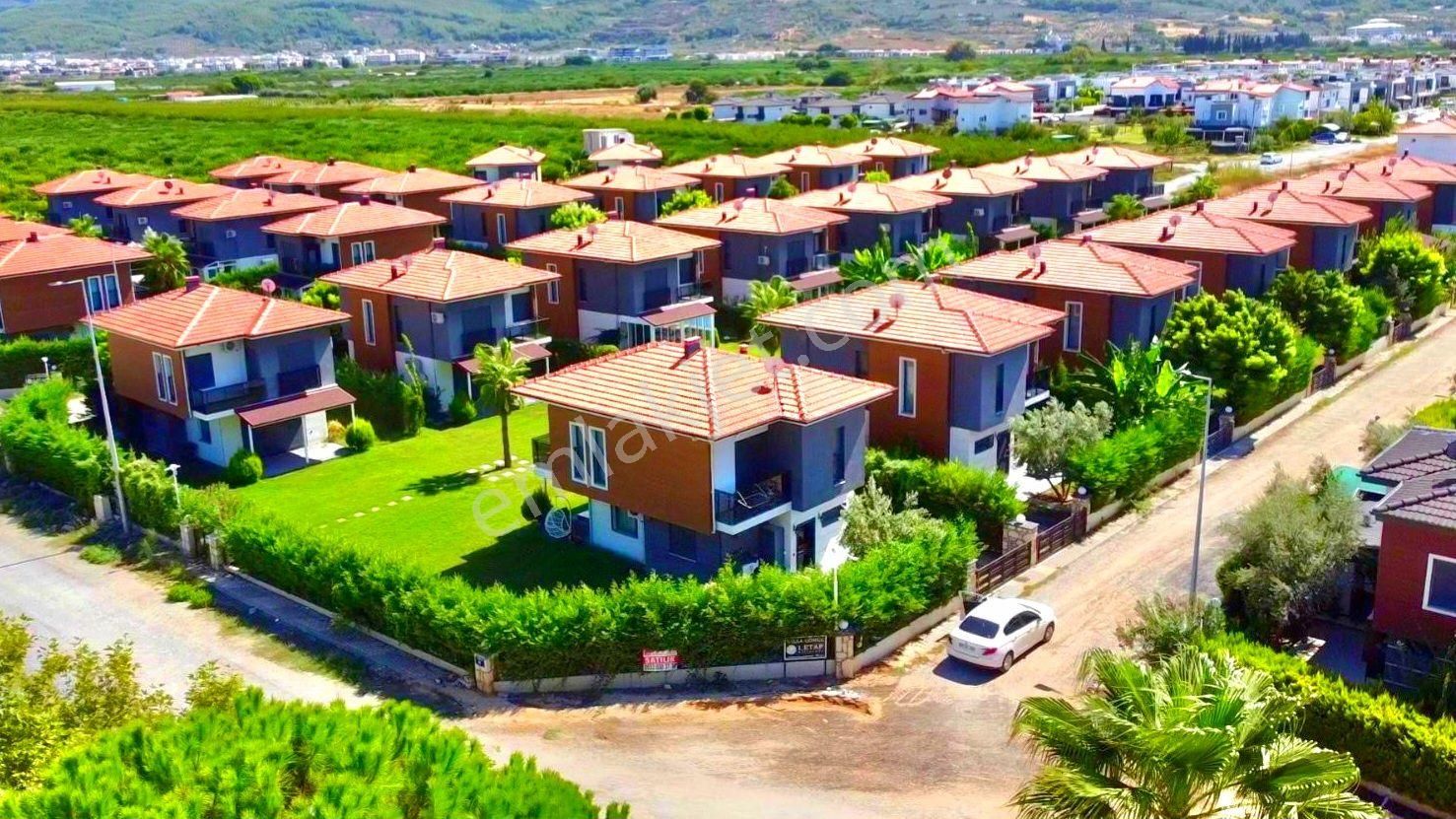 Kuşadasında Plaja Yakın Havuzlu Sitede Köşe Konumlu Geniş Bahçeli Villa - Görsel 4