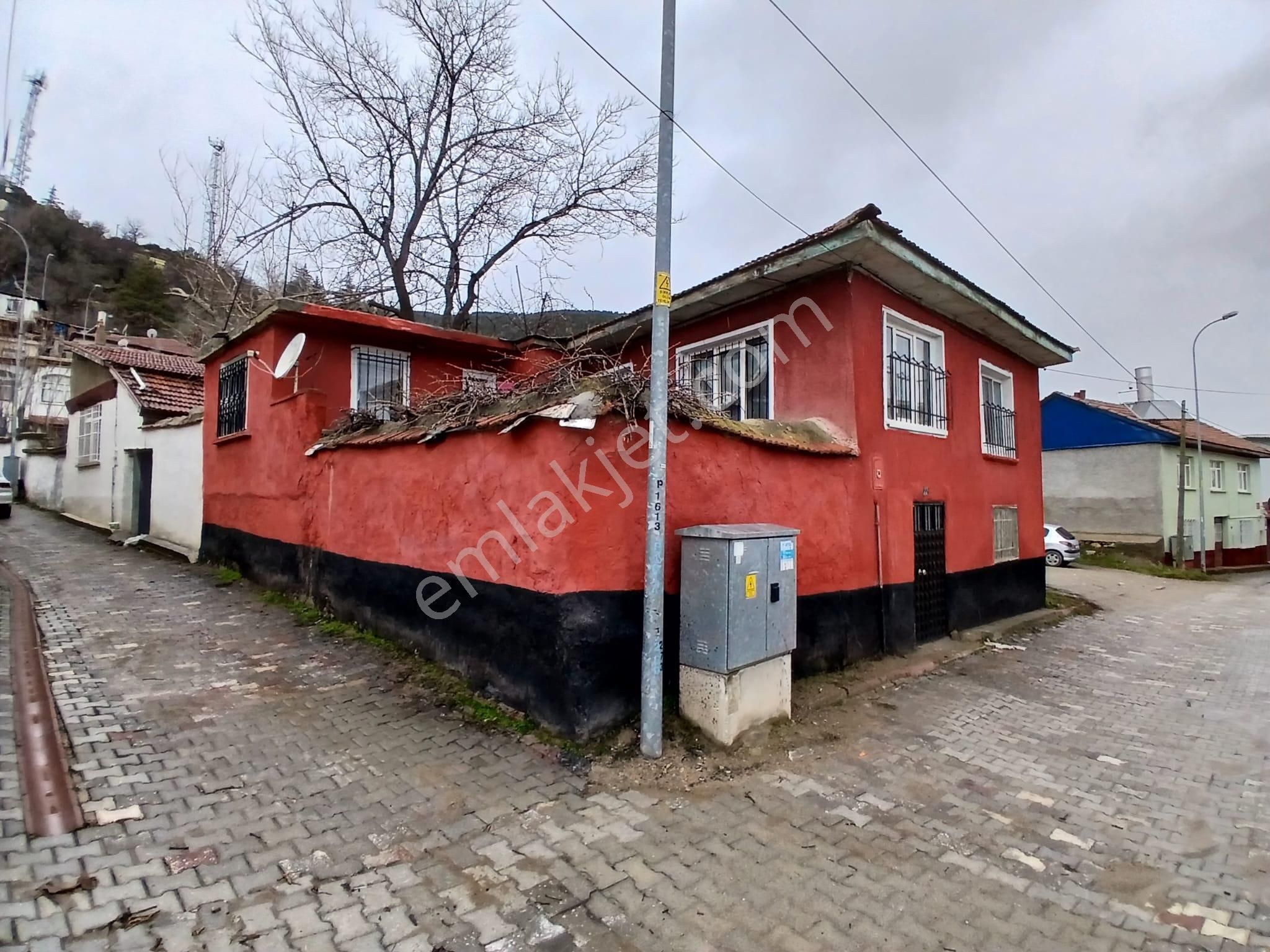 Akçay Emlak'tan Akşehir Çay Mahallesinde Bahçeli Satılık Müstakil Ev