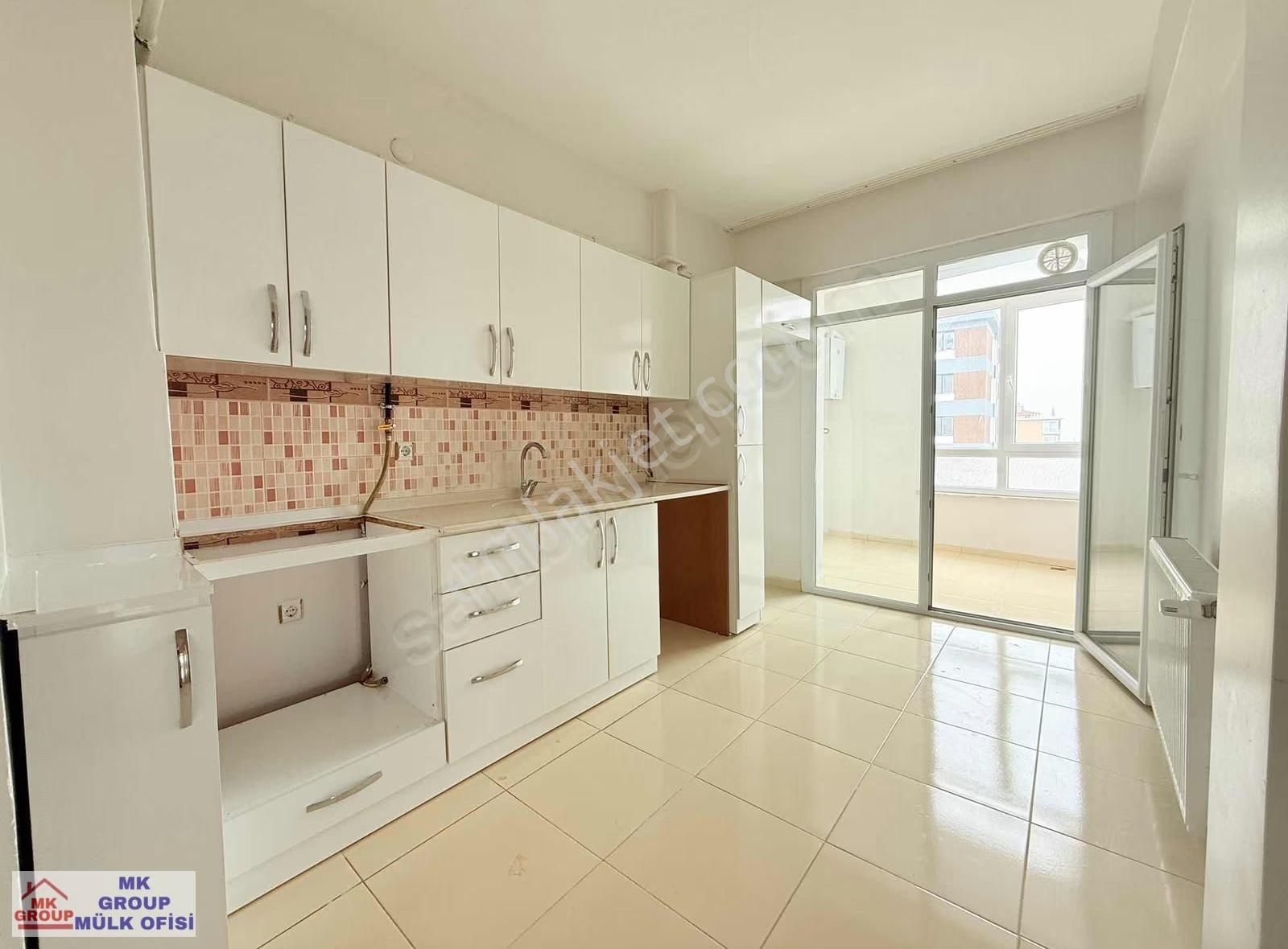 Papatya Caddesi'nde Tramvaya Yakın Çift Banyo 3+1 Kiralık Daire