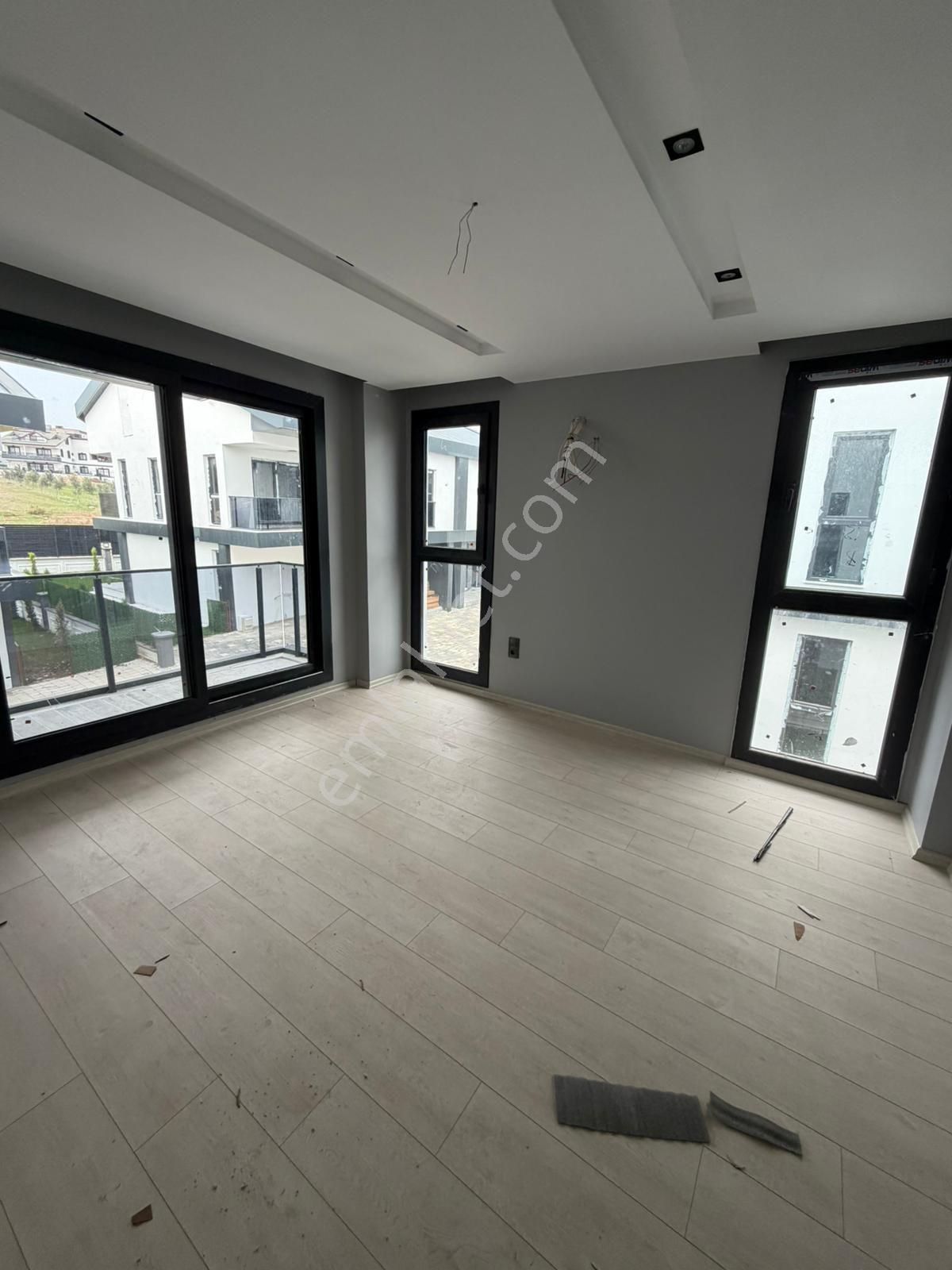 Çınarlıda Güvenlikli Site İçerisinde 5+1 Geniş Kiralık Villa - Görsel 19