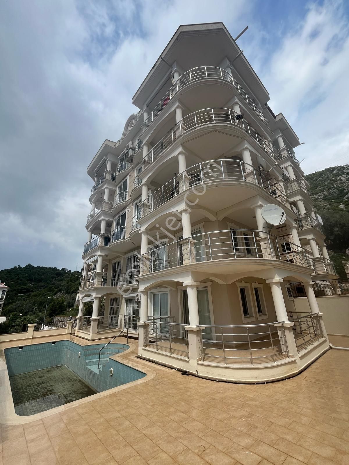 Fethiye Taşyaka'da 3+1 Havuzlu Apartman İçinde Dubleks Daire