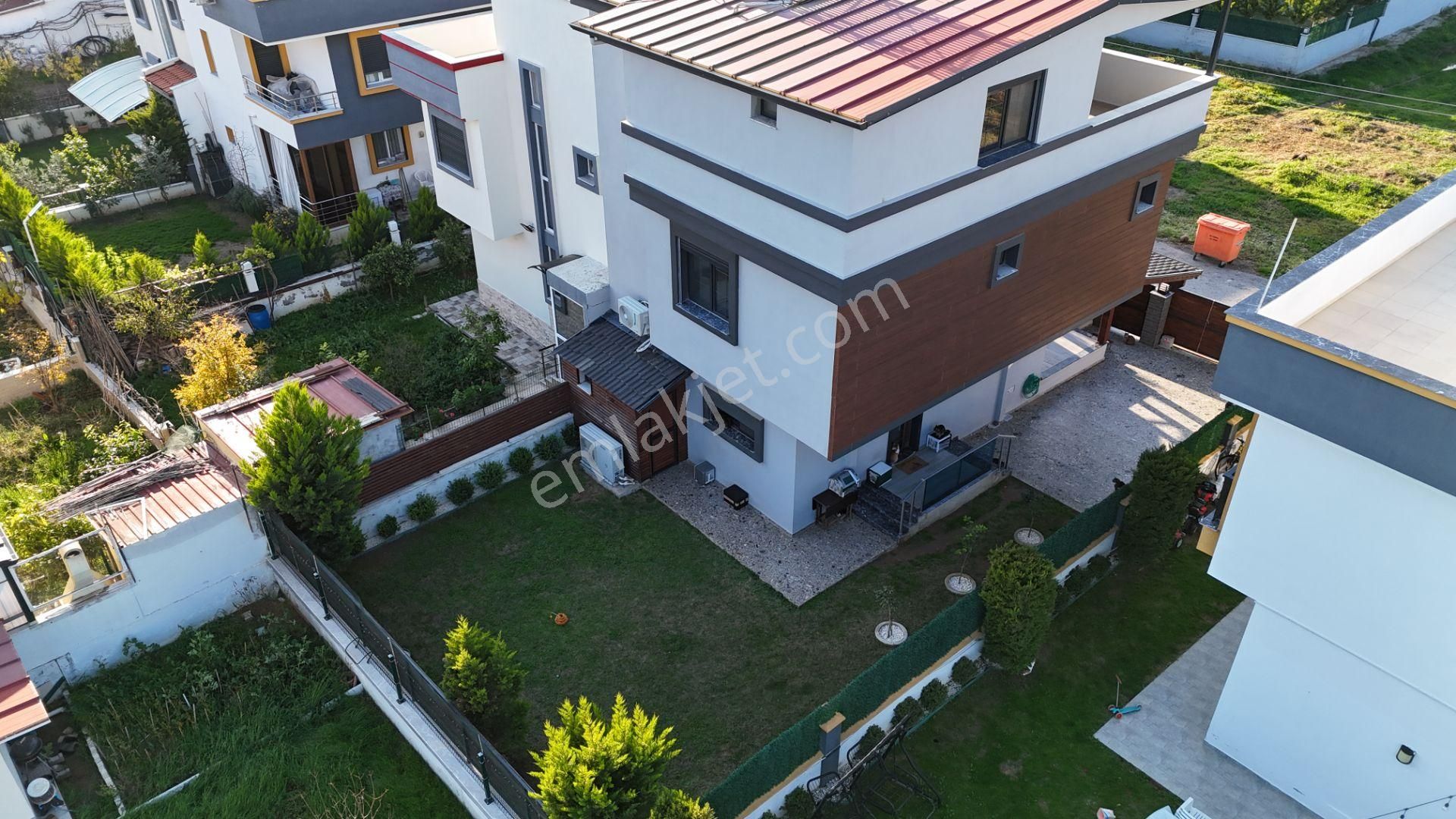 İzmir Seferihisar Cumhuriyet Mahallesi’nde 3+1 Müstakil Tripleks Yazlık Villa