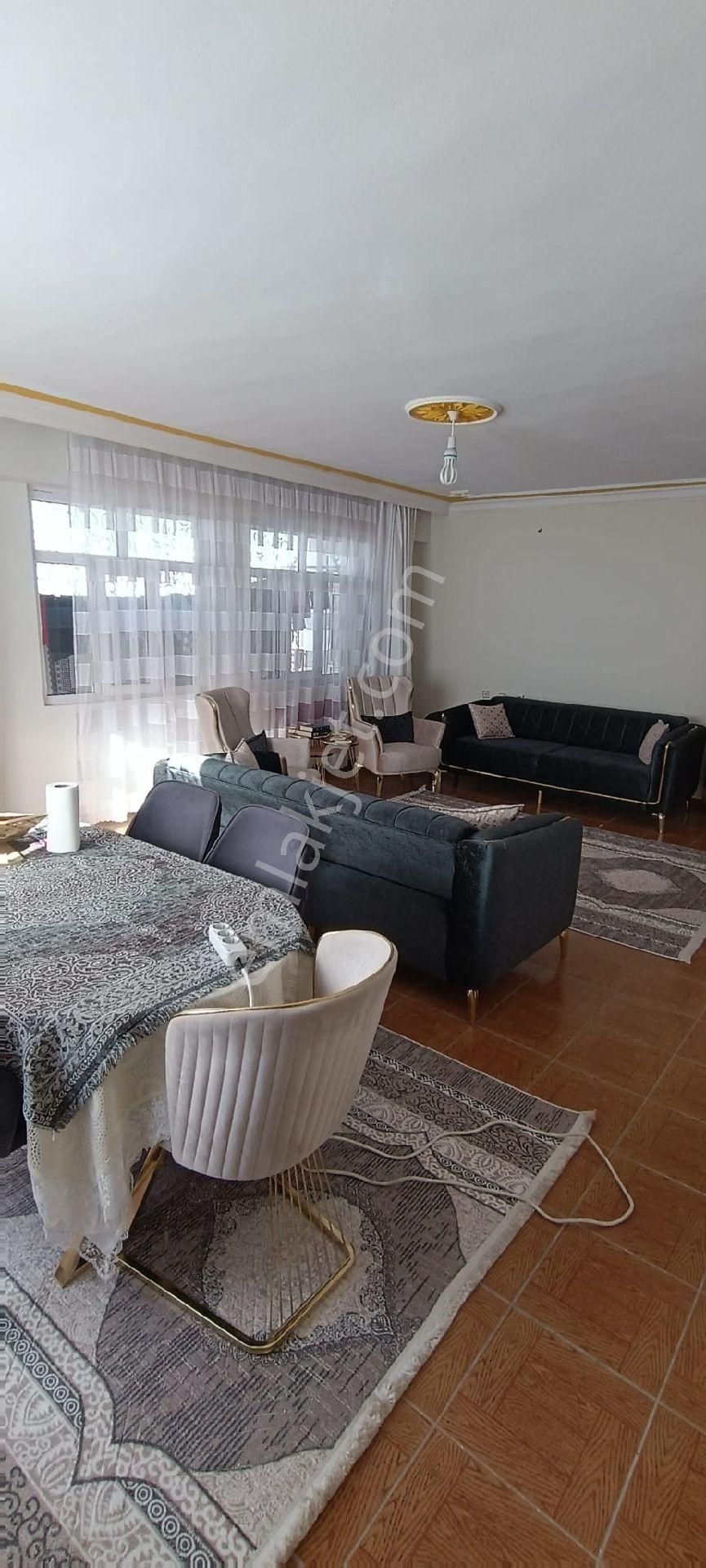 Huzur Evlerinde Cadde Üzerinde Satılık Daire