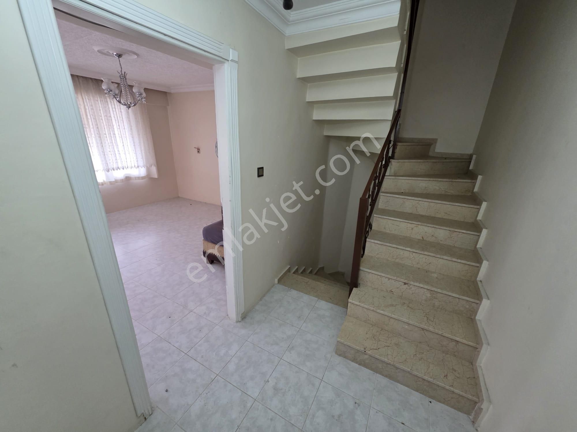 Yetkili Irmaksudan Akçay Da 4 Katlı Bahçeli 3+2 Hesaplı Villa - Görsel 14