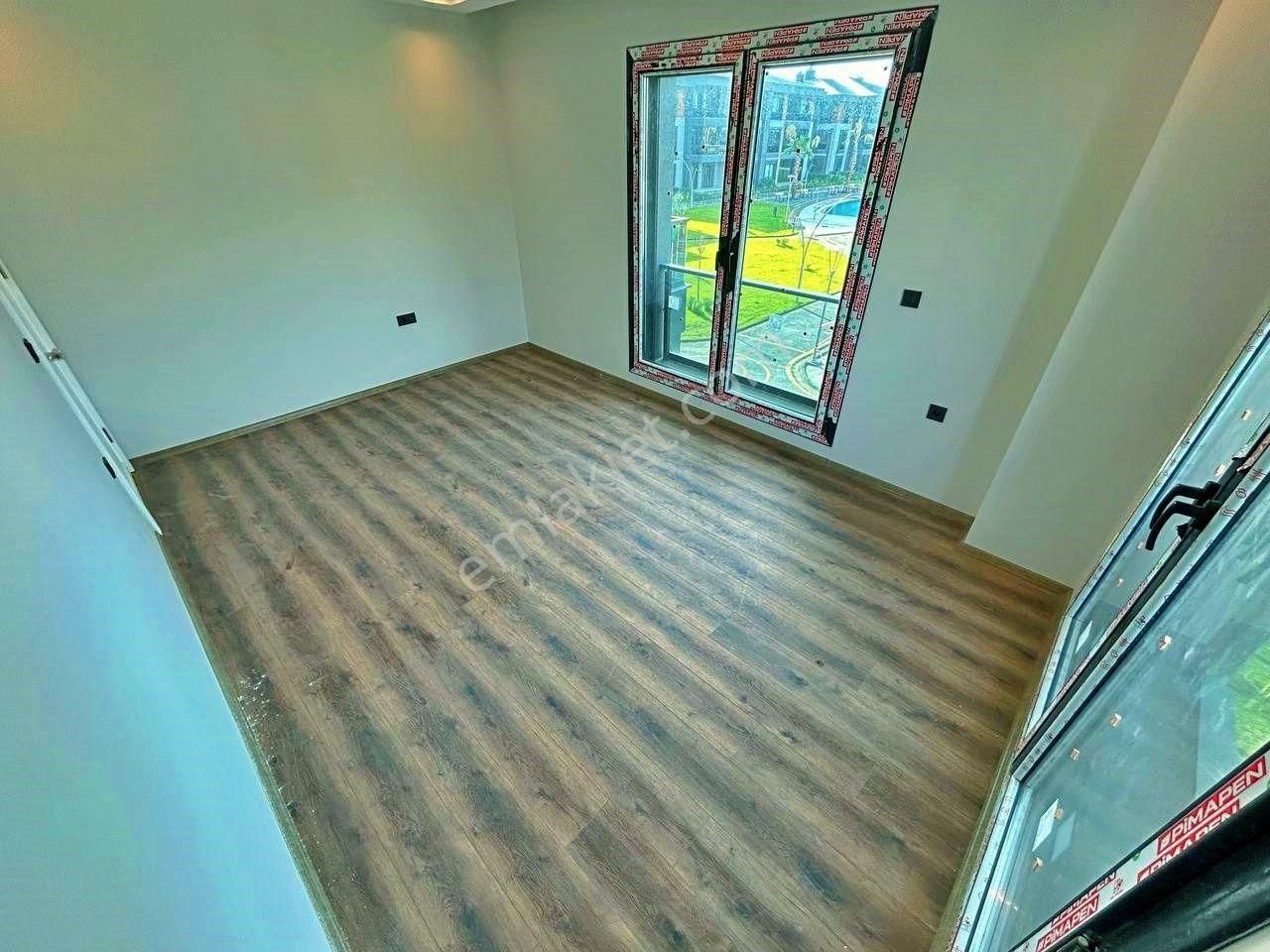 Uytundan Edremit'te Havuzlu Tenis Kortlu Ultralüks Sitede 3+1 - Görsel 24