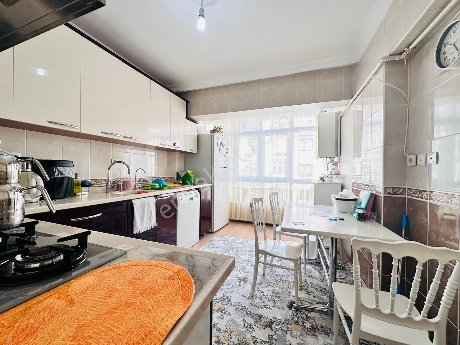 Nam-ak Emlak'tan Fatih Mah. Köşe Başı Orta Kat 3+1 Daire