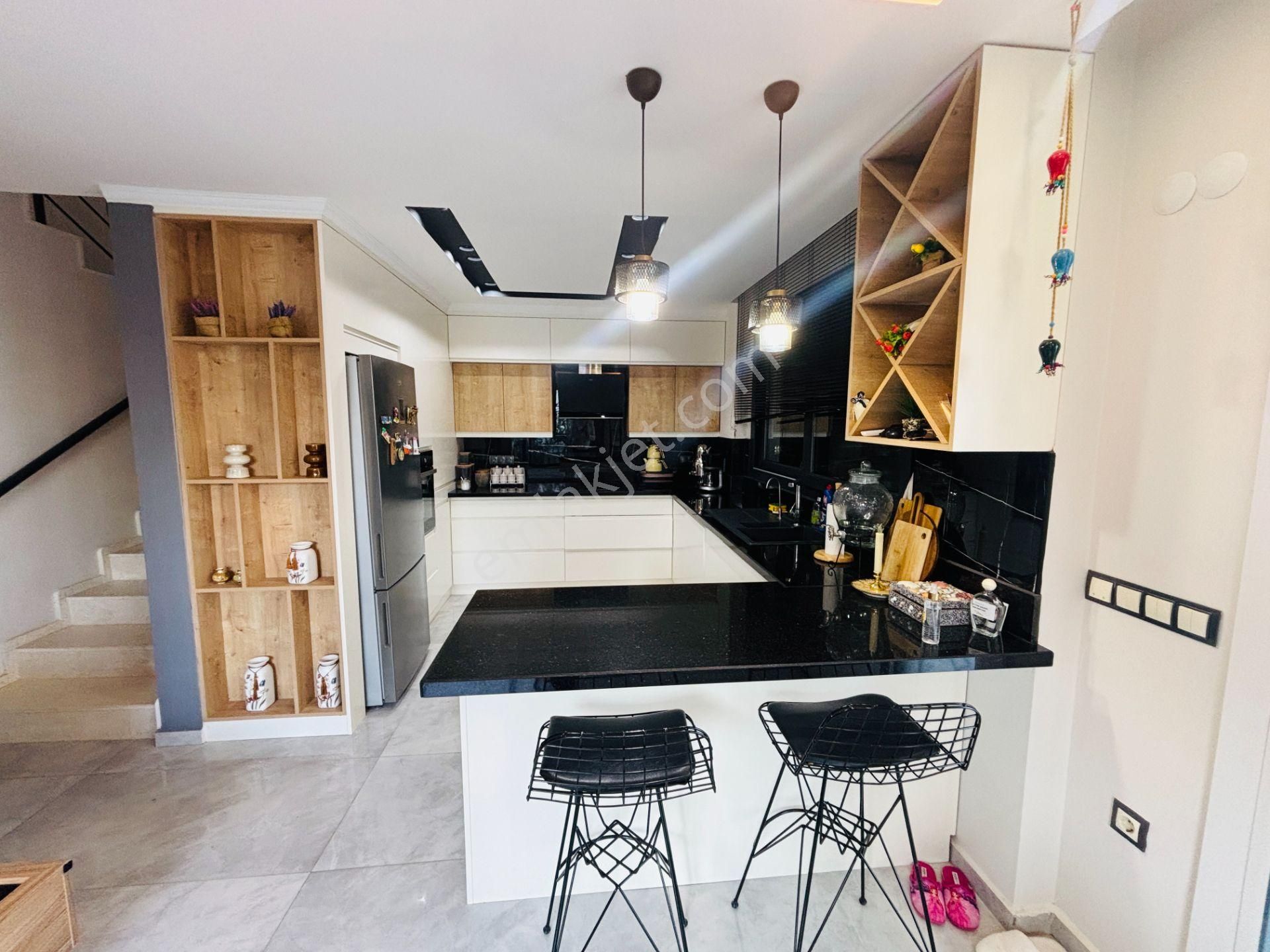 İzmir Seferihisar Atatürk Mahallesi’nde Eşyalı Deniz Manzaralı Havuzlu 4+2 Tripleks Yazlık Villa - Görsel 14