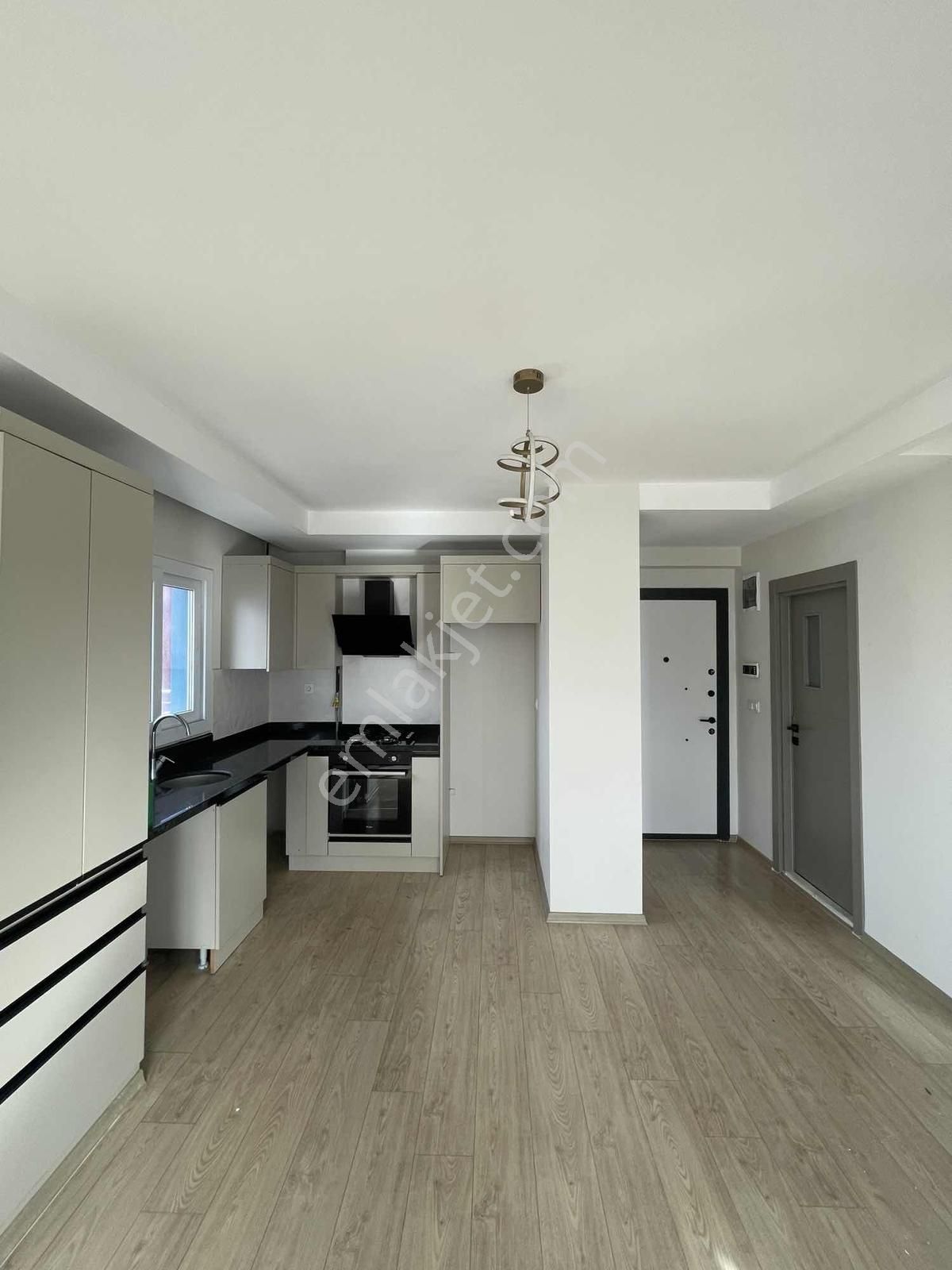 Unıversıte Yanı Lüx Sıtede Dogalgazlı Balkonlu Cok Genıs 1+1