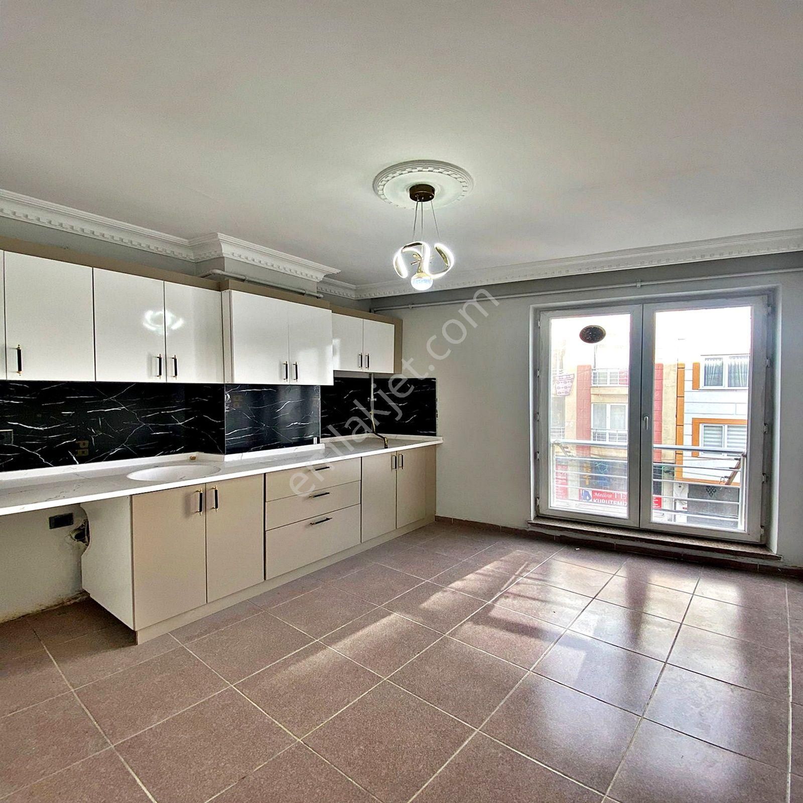 Metrobüse Yürüme Mesafesinde Köşe Başı 2+1 Satılık Ara Kat Daire