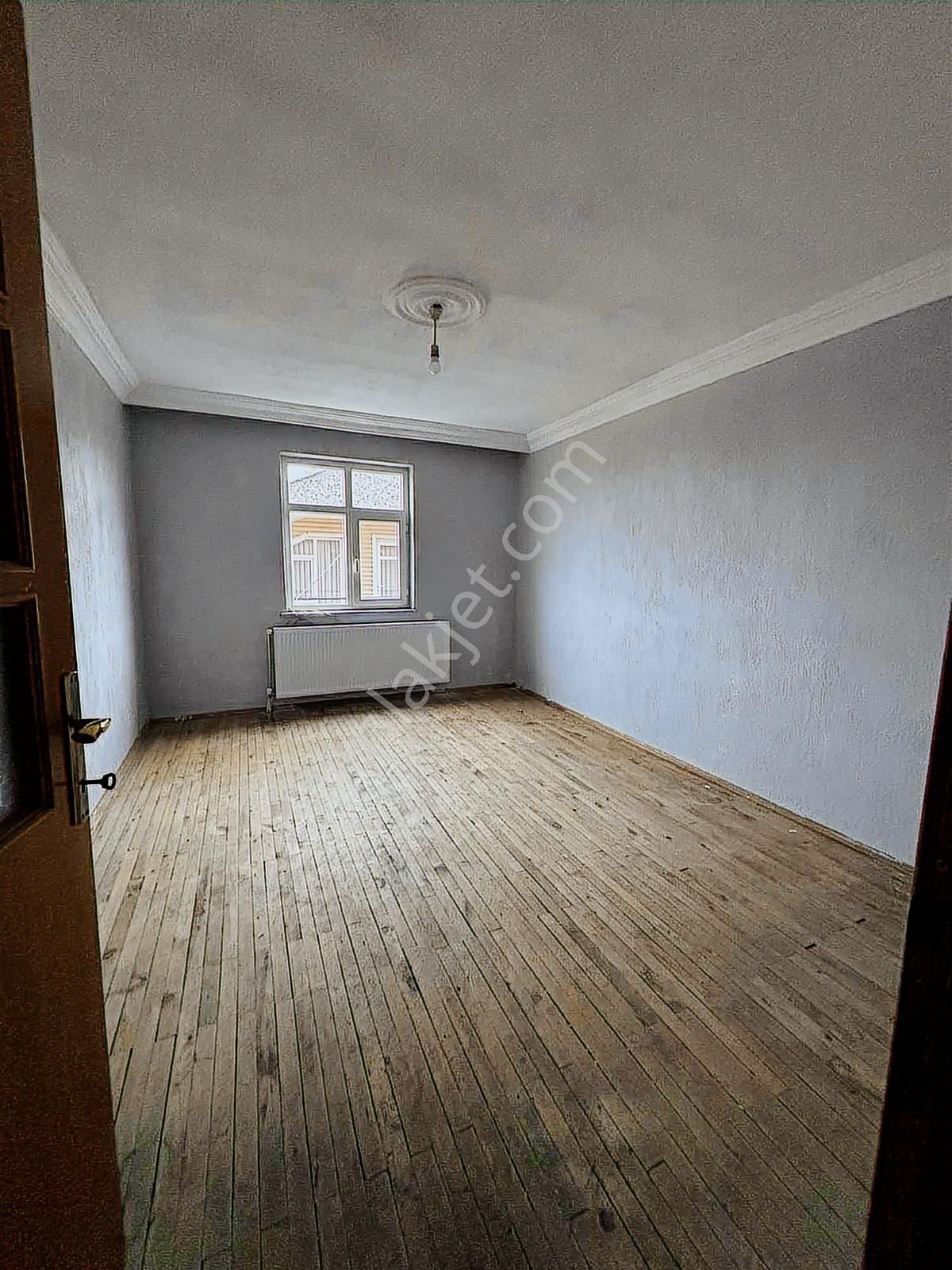 Meram Osmangazi Mahallesinde 1+1 Son Kat Kiralık Daire