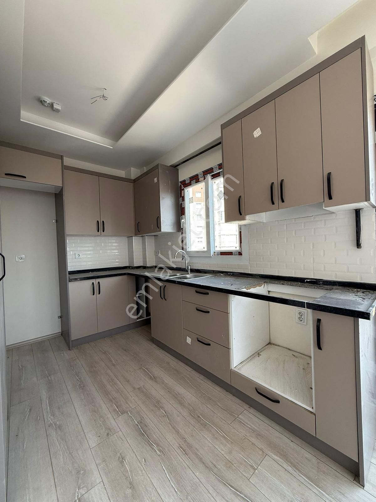 Karınca'dan Akdeniz Mh'de Sıfır Yapılı Ebeveyn Banyolu Giyinme Odalı 3+1 Satılık!