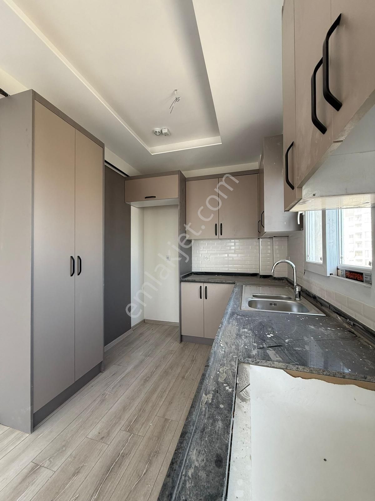 Karınca'dan Akdeniz Mh'de Sıfır Yapılı Ebeveyn Banyolu Giyinme Odalı 3+1 Satılık! - Görsel 2