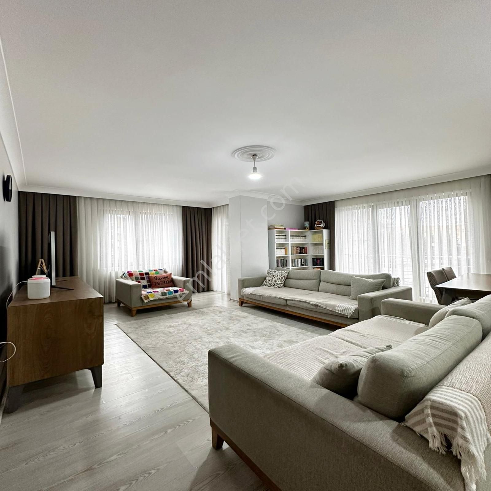 Çekmeköy Yapı Gayrimenkul'den Cumhuriyet Mah. 2+1 Ara Kat !!