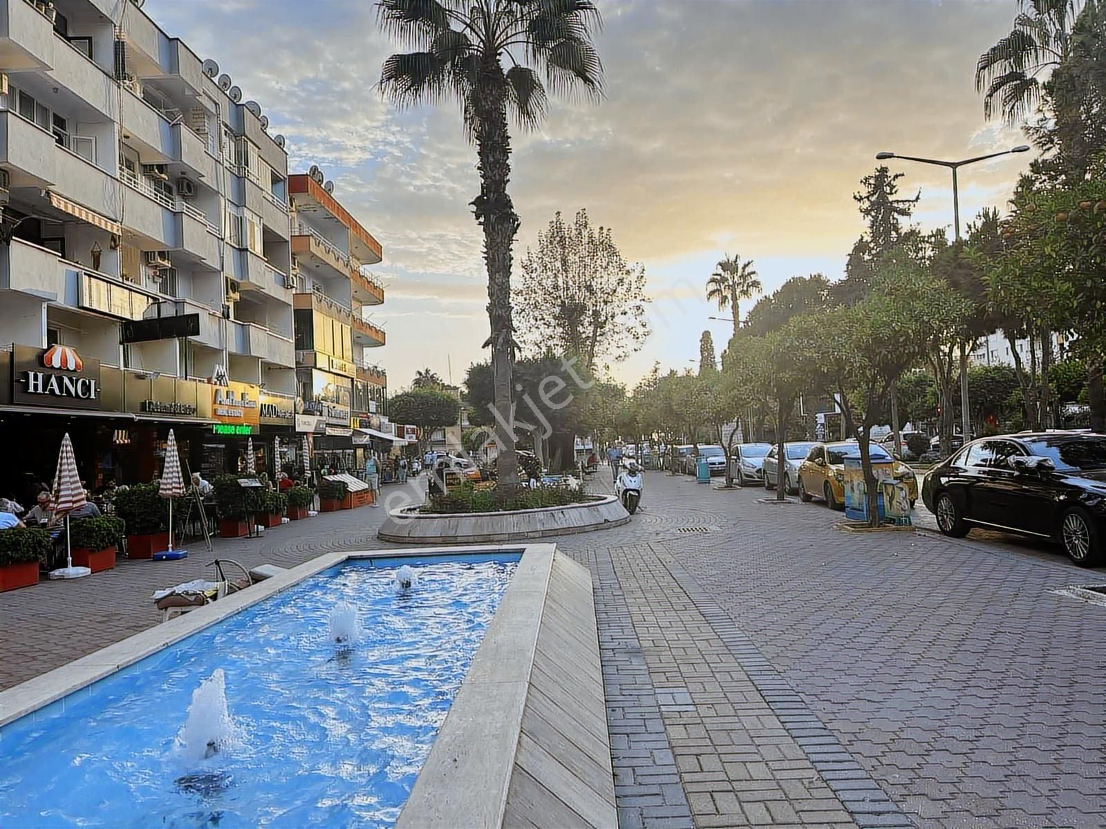 Satılık İşlek Cadde Üzeri Yıllık 2 Milyon Tl Üstü Kira Getirili