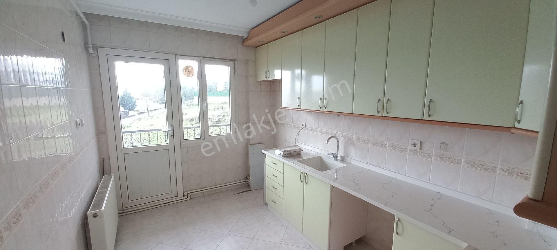 Bornova İnönü Mahallesinde 3+1 İçi Yeni Boyalı Yapılı Kiralık Daire Ve Dükkan - Görsel 15