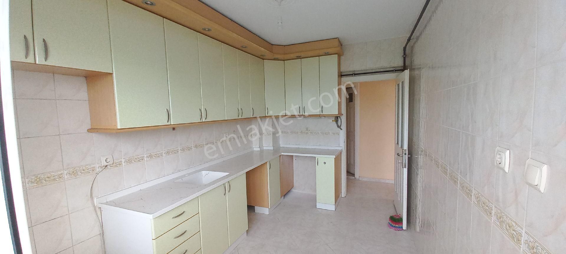 Bornova İnönü Mahallesinde 3+1 İçi Yeni Boyalı Yapılı Kiralık Daire Ve Dükkan - Görsel 11