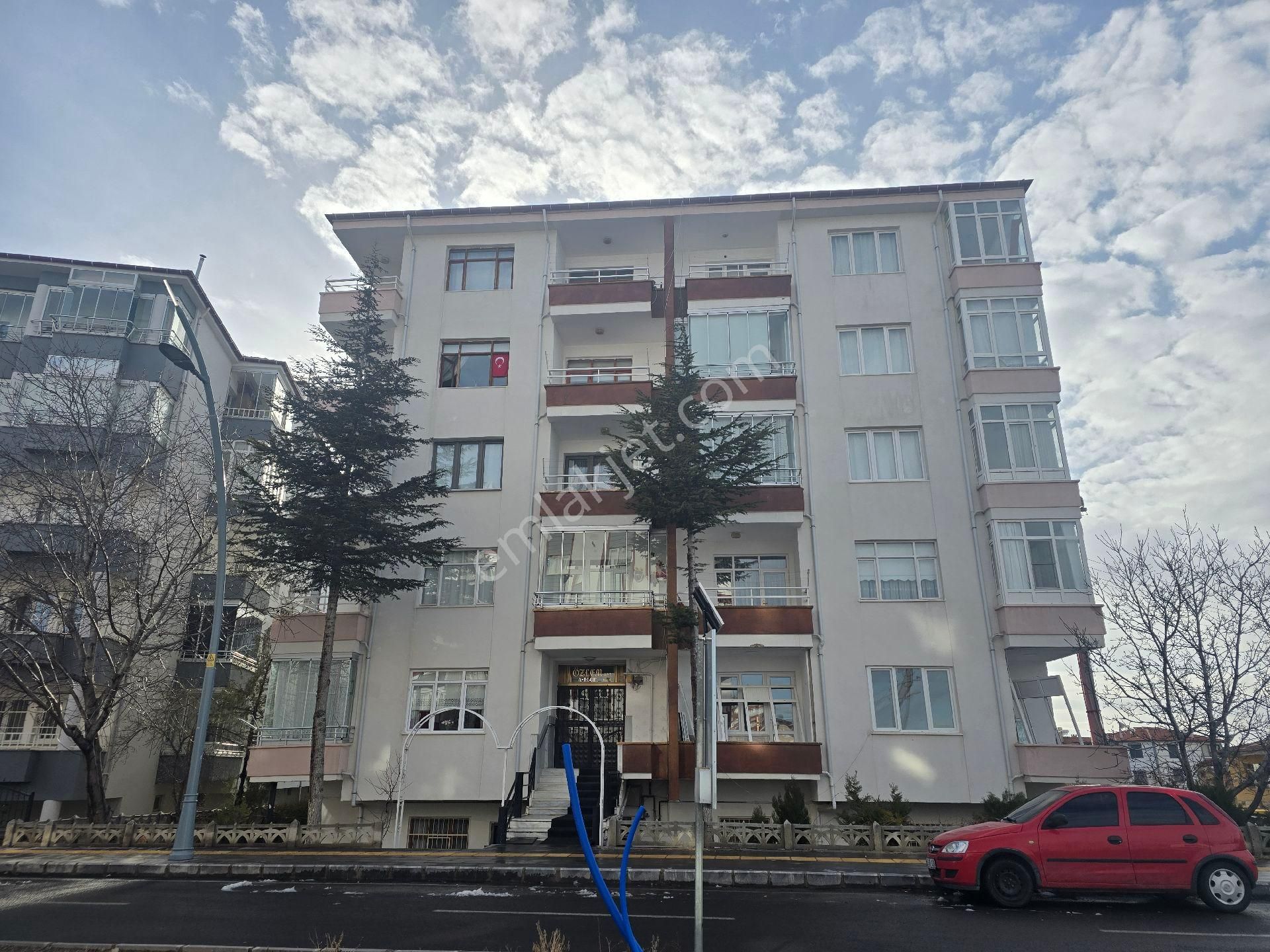 Niğde Bor Fatih Mahallesinde 3+1 Satılık Klasik Daire - Görsel 2