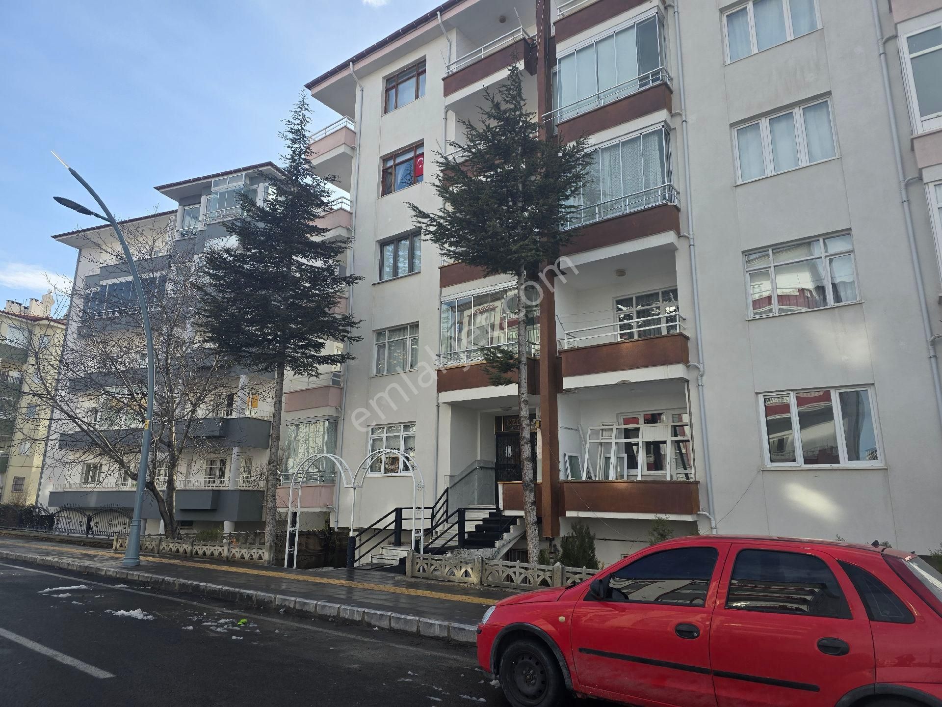 Niğde Bor Fatih Mahallesinde 3+1 Satılık Klasik Daire