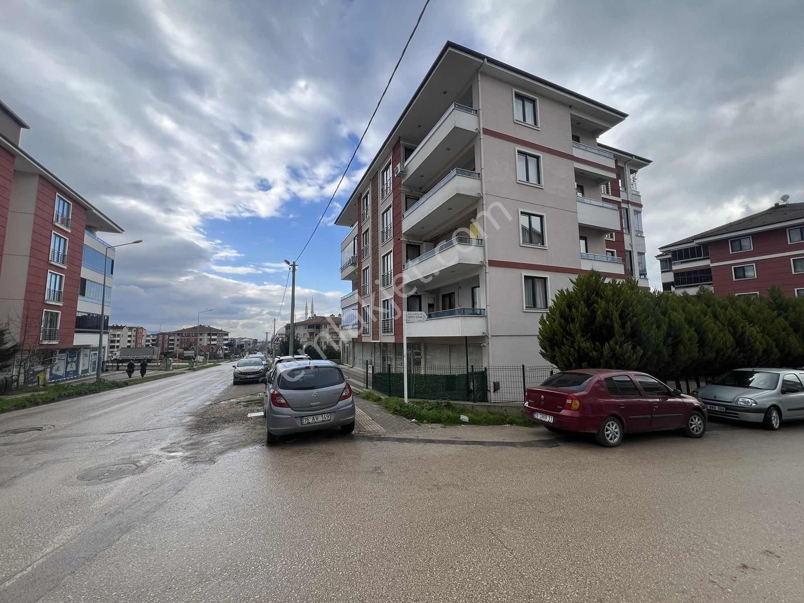 Nilüfer Akçalar'da Merkezi Konumda Temiz Geniş 2+1 Kiralık Daire