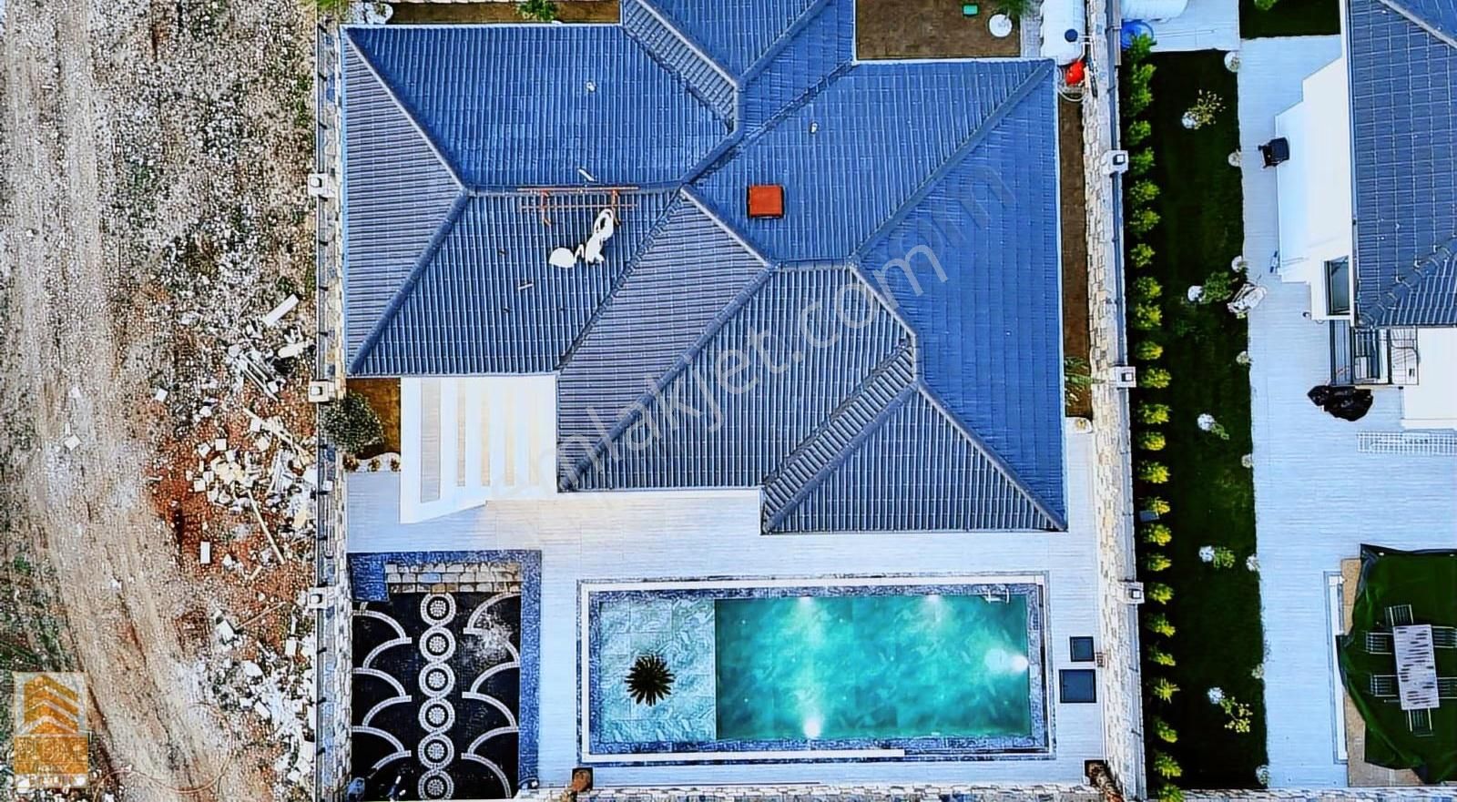 Villalar Bölgesinde Lüks Villa - Görsel 14