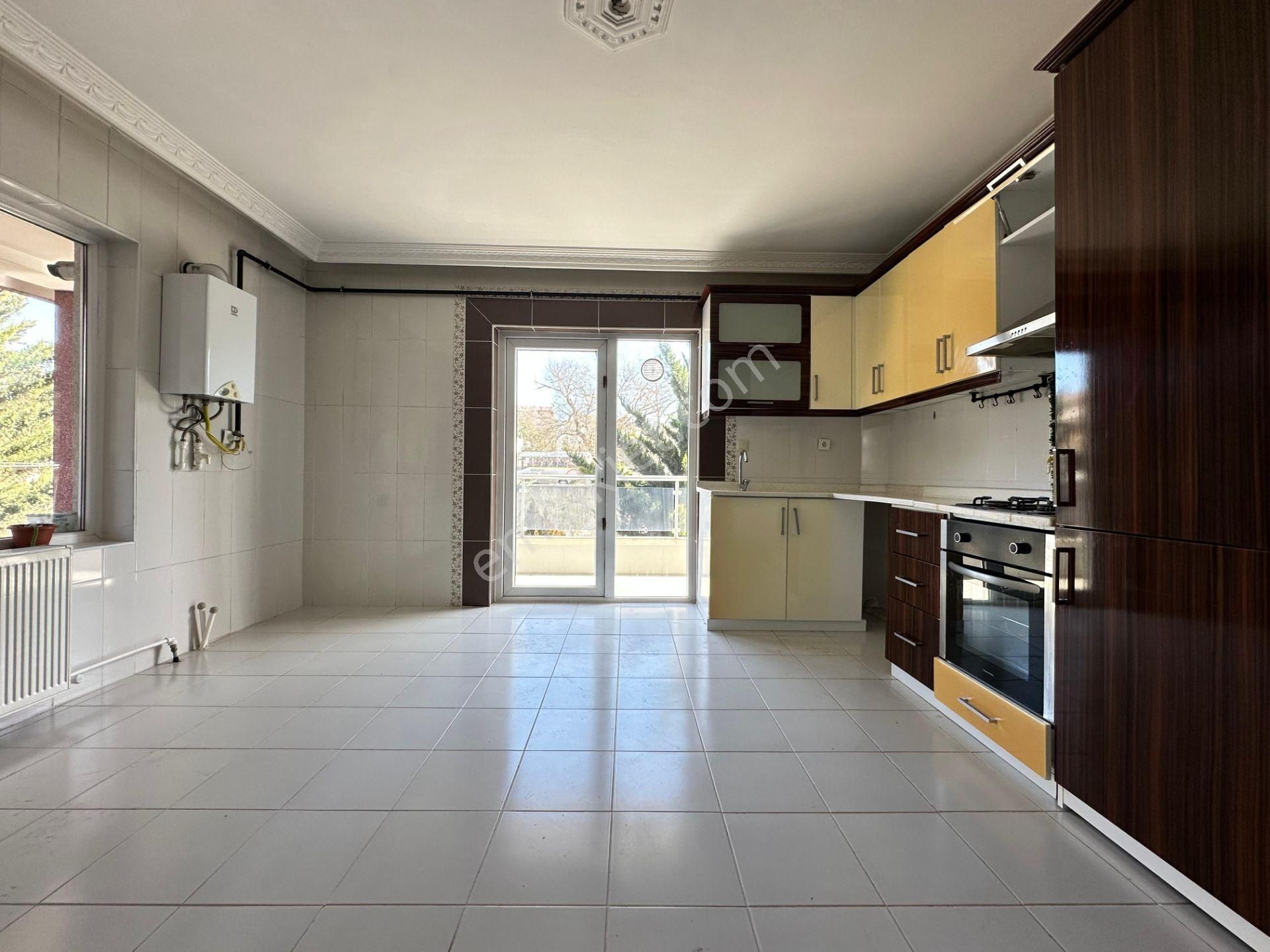 Pursaklar Mehmet Zengin Emlak'tan Protokol Yolu Yakını 2.kat 3+1 Yapılı Masrafsız Sitede Daire