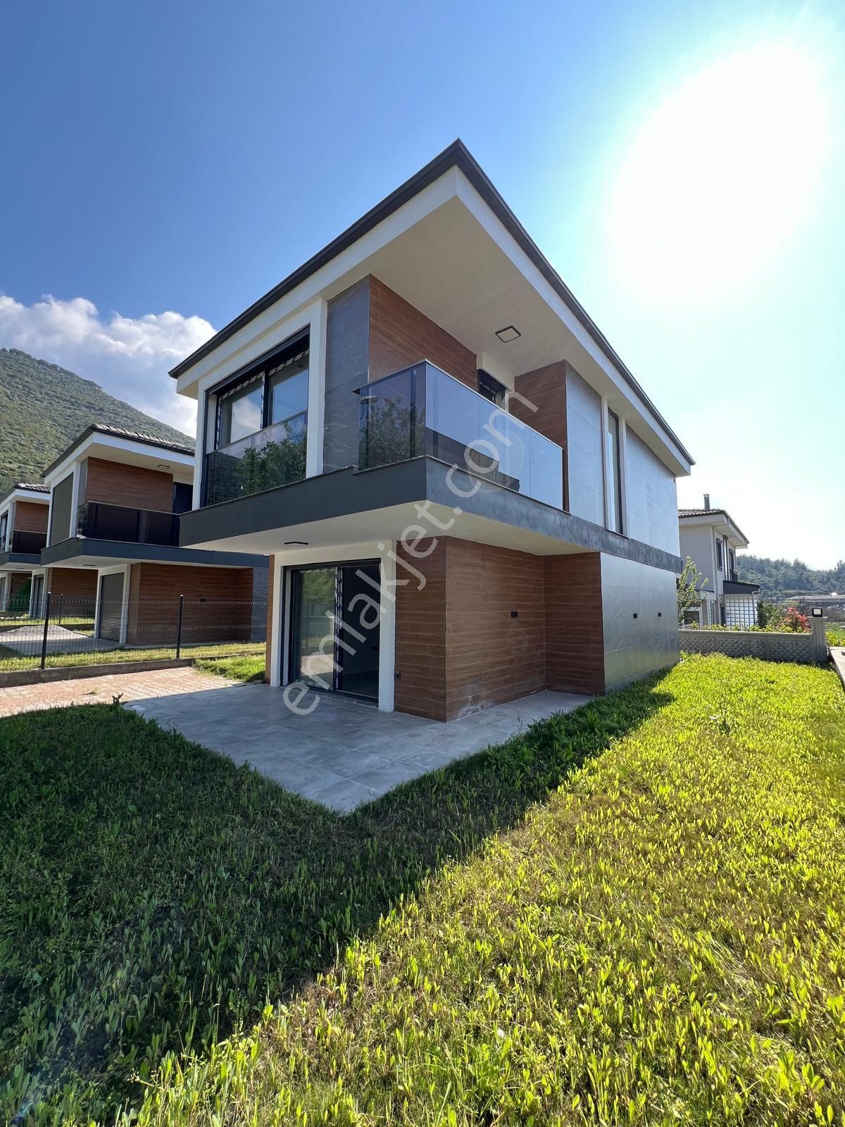 Kuşadası Güzelçamlı'da Satılık Sıfır Müstakil 3+1 Villa Yazlık