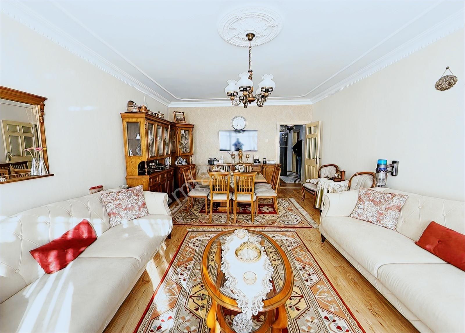 Ufuk Özdemir'den Dutluk Metro Yanı 3+1 Kat'ta Satılık Daire