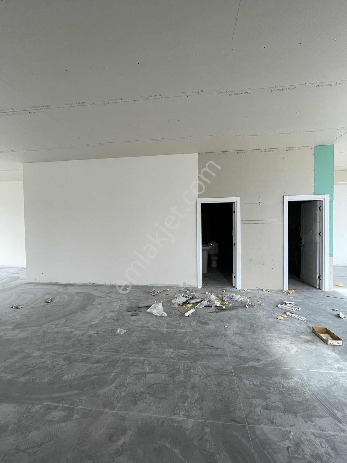 Ali Şener Caddesi Üzeri Kiralık Dopolu Dükkan 135m2 + 80 M2 Depo - Görsel 9