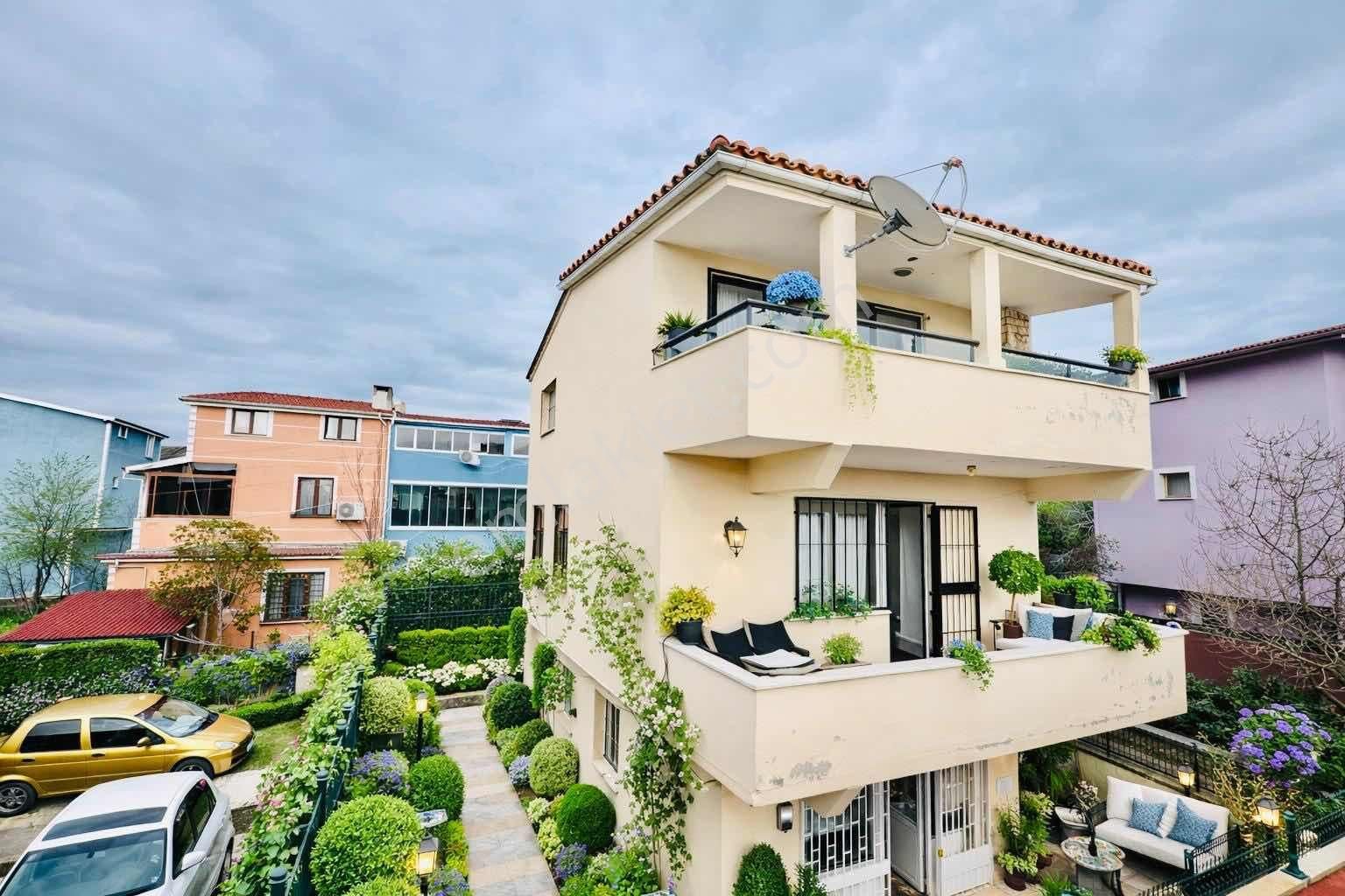 #mega Yapı# 5+1 Mustakıl 200 M2 Arsa Icınde Fırsat Vılla