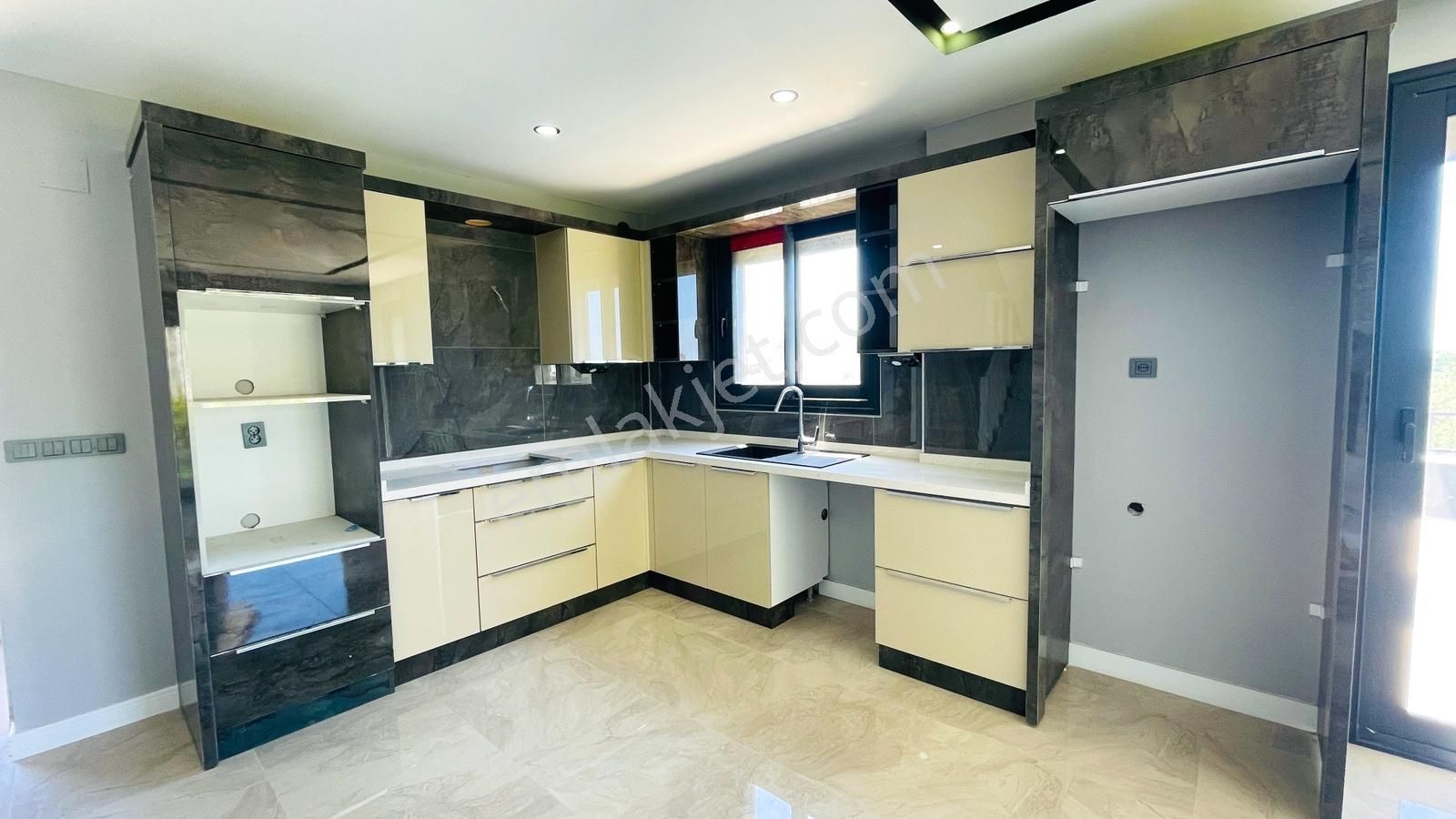 Kuşadası Davutlarda Satılık 4+1 Müstakil Deniz Manzaralı Villa - Görsel 8