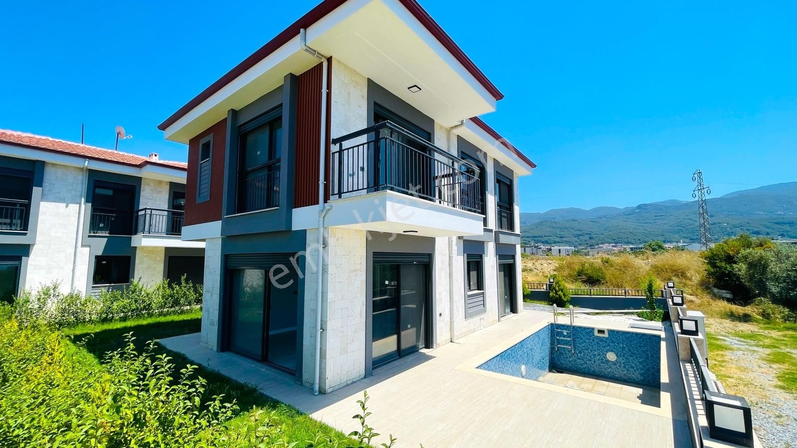 Kuşadası Davutlarda Satılık 4+1 Müstakil Deniz Manzaralı Villa