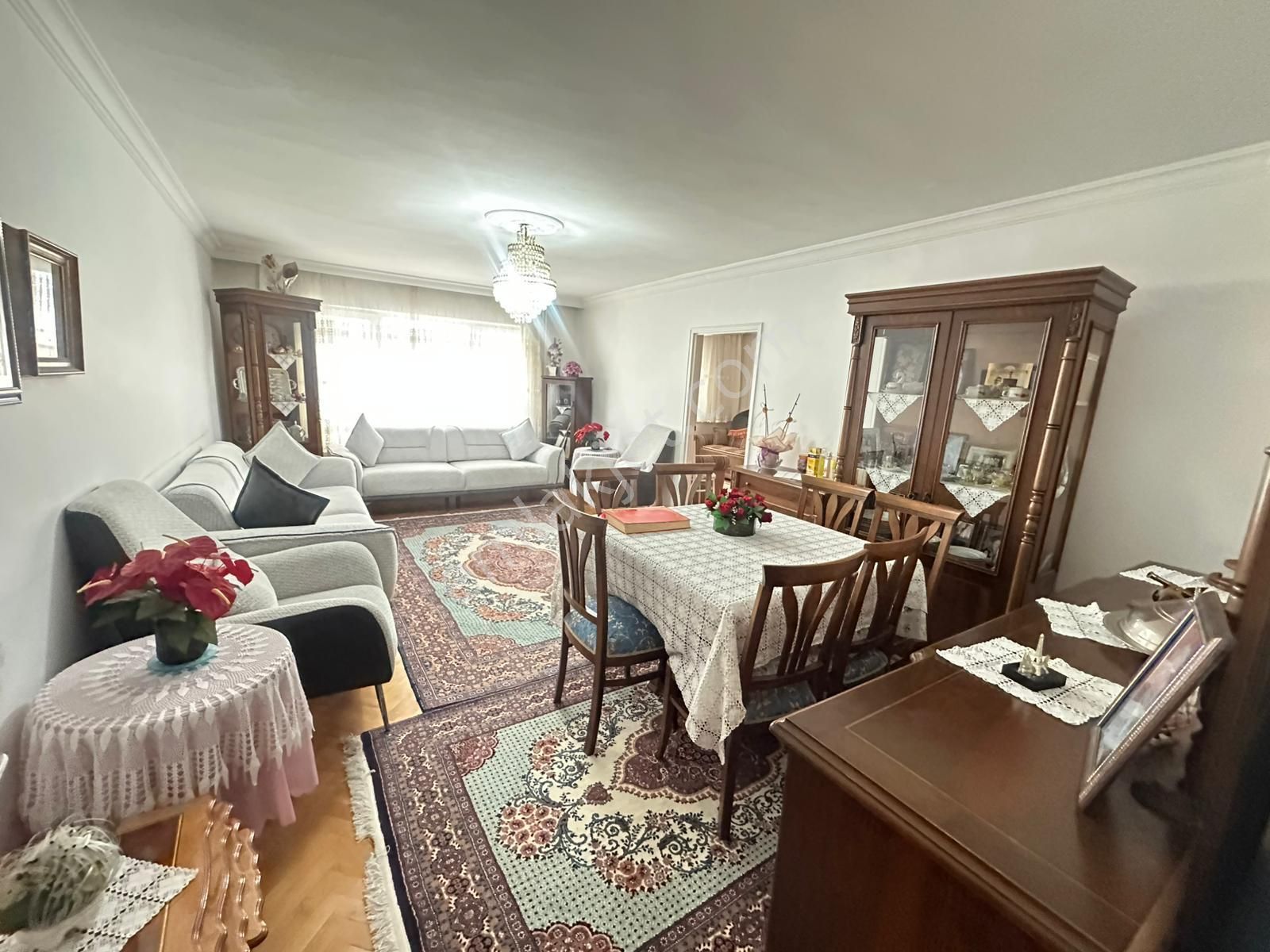 Kuşcağız Göbek'te Cadde Üzeri 5+1 Açık Teraslı Güney Cephe!