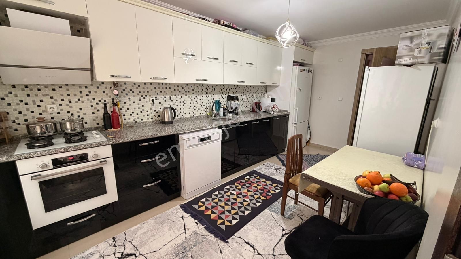 Zeki Emlak'tan Muradiye Mh. Cadde Üstü Satılık 3+1 Teraslı Daire