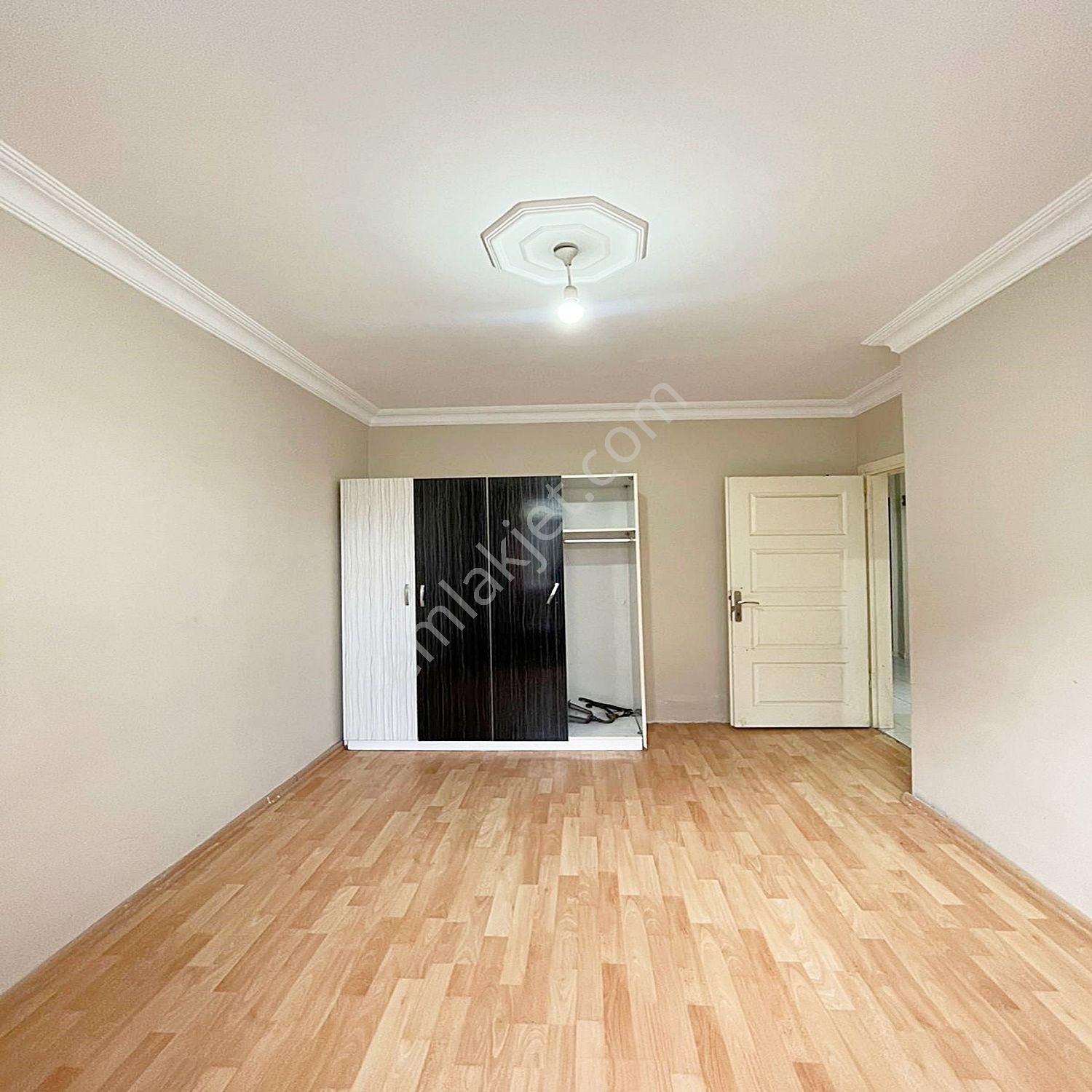 Beylikdüzü Yakuplu'da Giriş Kat Seviyesinde Bahçe Kullanımlı Aydınlık 2+1 Satılık Daire - Görsel 4