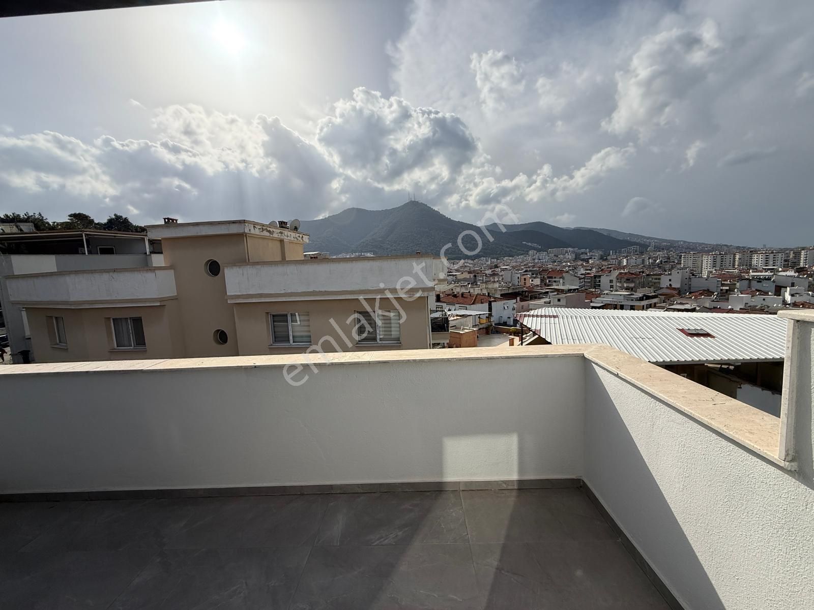 Balçova'da Deniz Ve Orman Manzaralı 3+1 Dubleks Daire 9 Yıllık