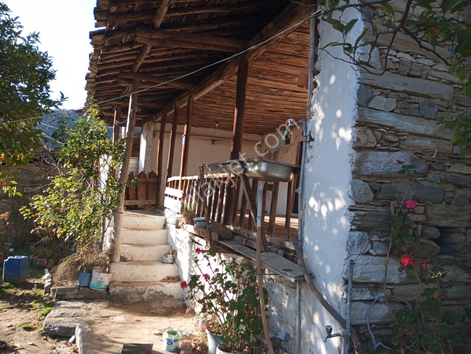 Karacasu Bahçeköy Mahallesinde Satılık Bahçeli Müstakil Ev