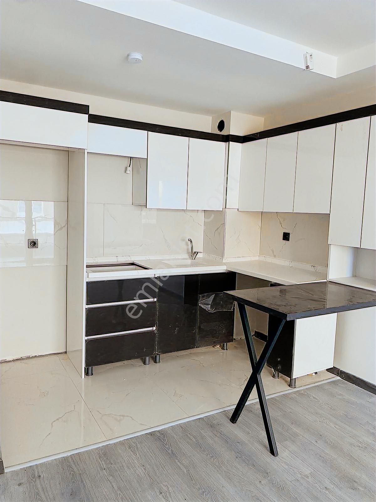 Esenboğa Mahalesinde Caddeye Yakın Lüx Yapılı Kata Satılık Daire