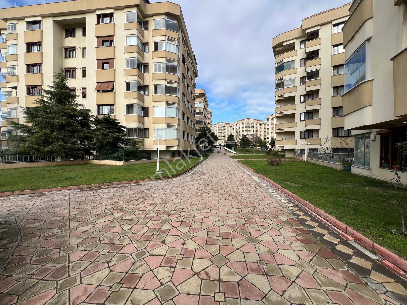 Acıbadem Akasya Avm'ye Komşu Gül Evler Sitesinde 3+1 123 M² Net - Görsel 34