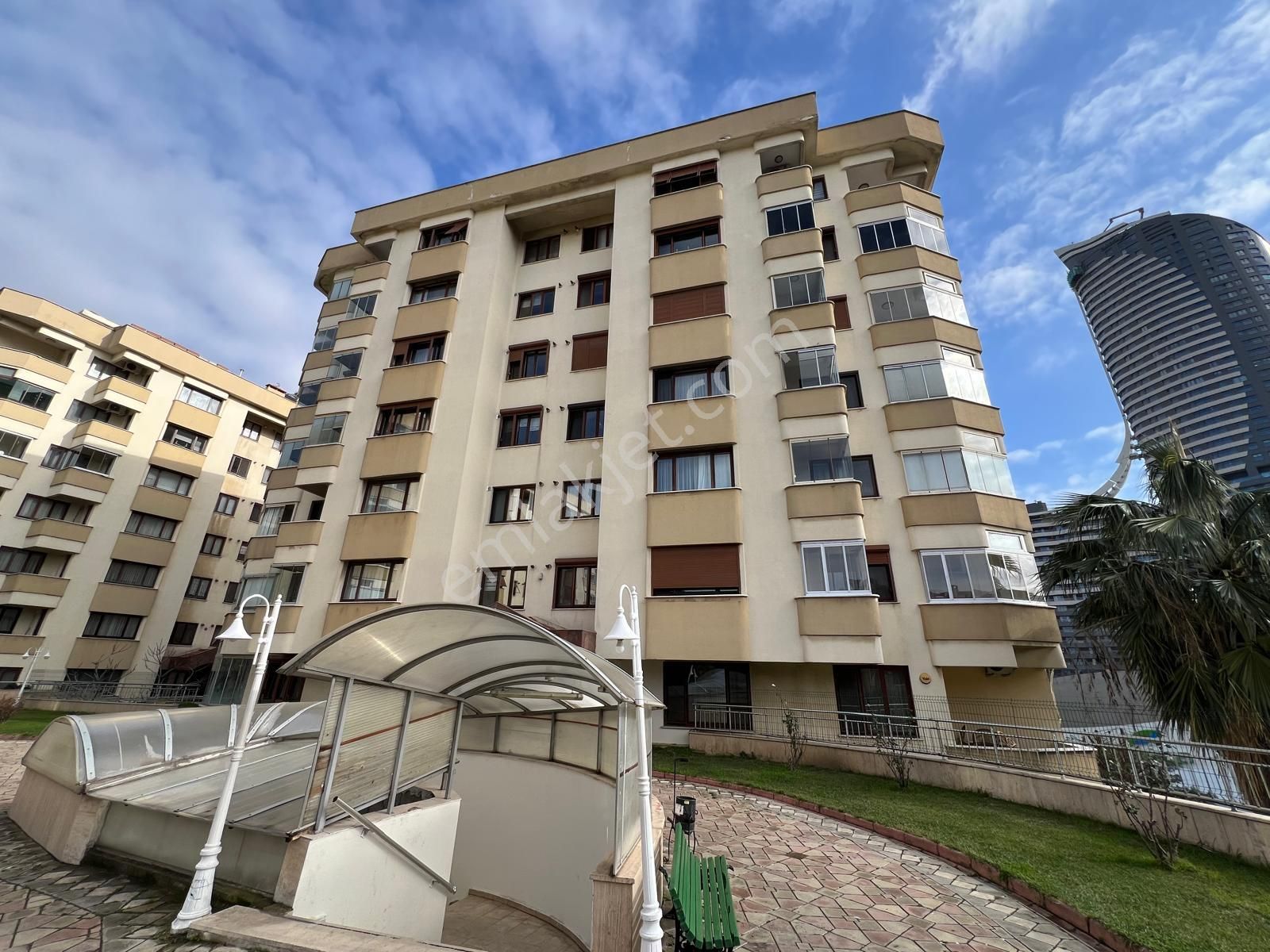 Acıbadem Akasya Avm'ye Komşu Gül Evler Sitesinde 3+1 123 M² Net