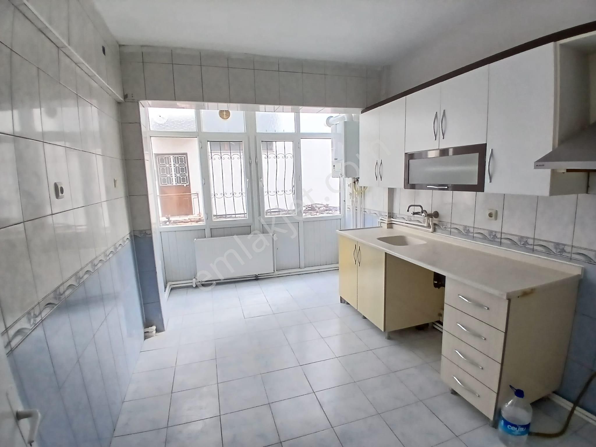 Akçay Emlak'tan Akşehir Altunkalem Mahallesinde Doğalgazlı Birinci Kat Kiralık 3+1 Daire - Görsel 3