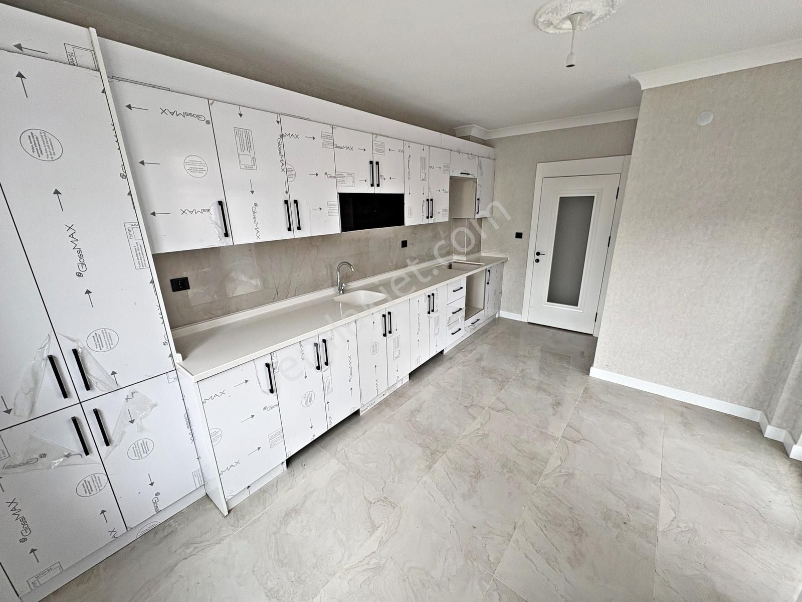 3+1 1.kat Ayvalı Merkezde Sıfır Geniş Oturum E.banyo Asansör - Görsel 5