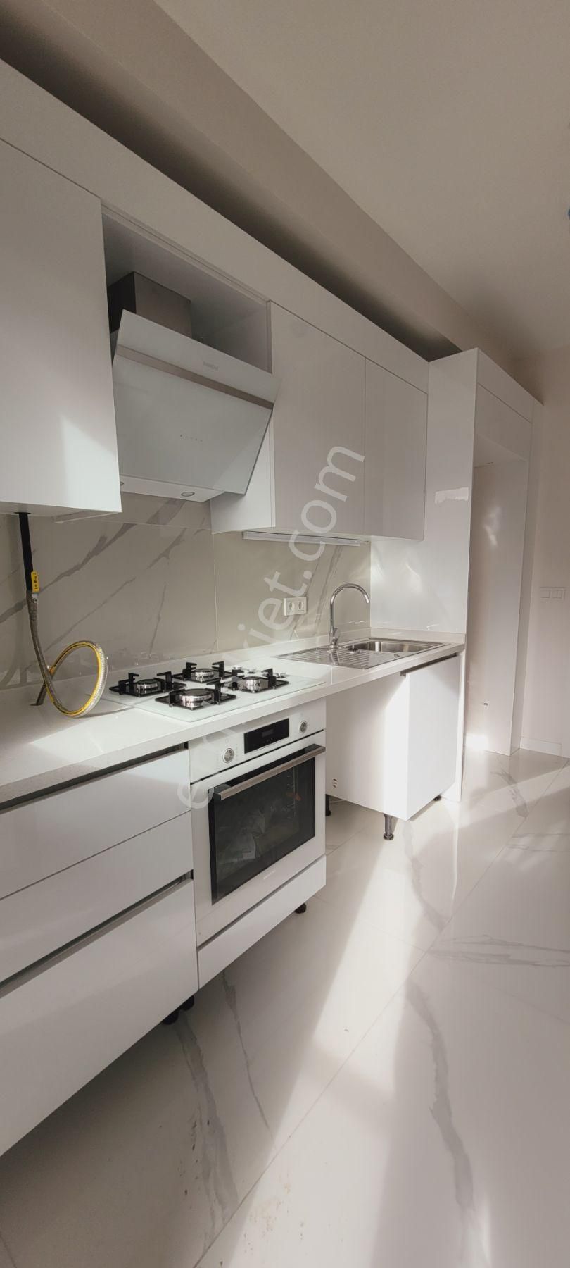 Şenesenevlerde Yüzme Havuzlu Güvenlikli 2+1 Net 65m2 - Görsel 2