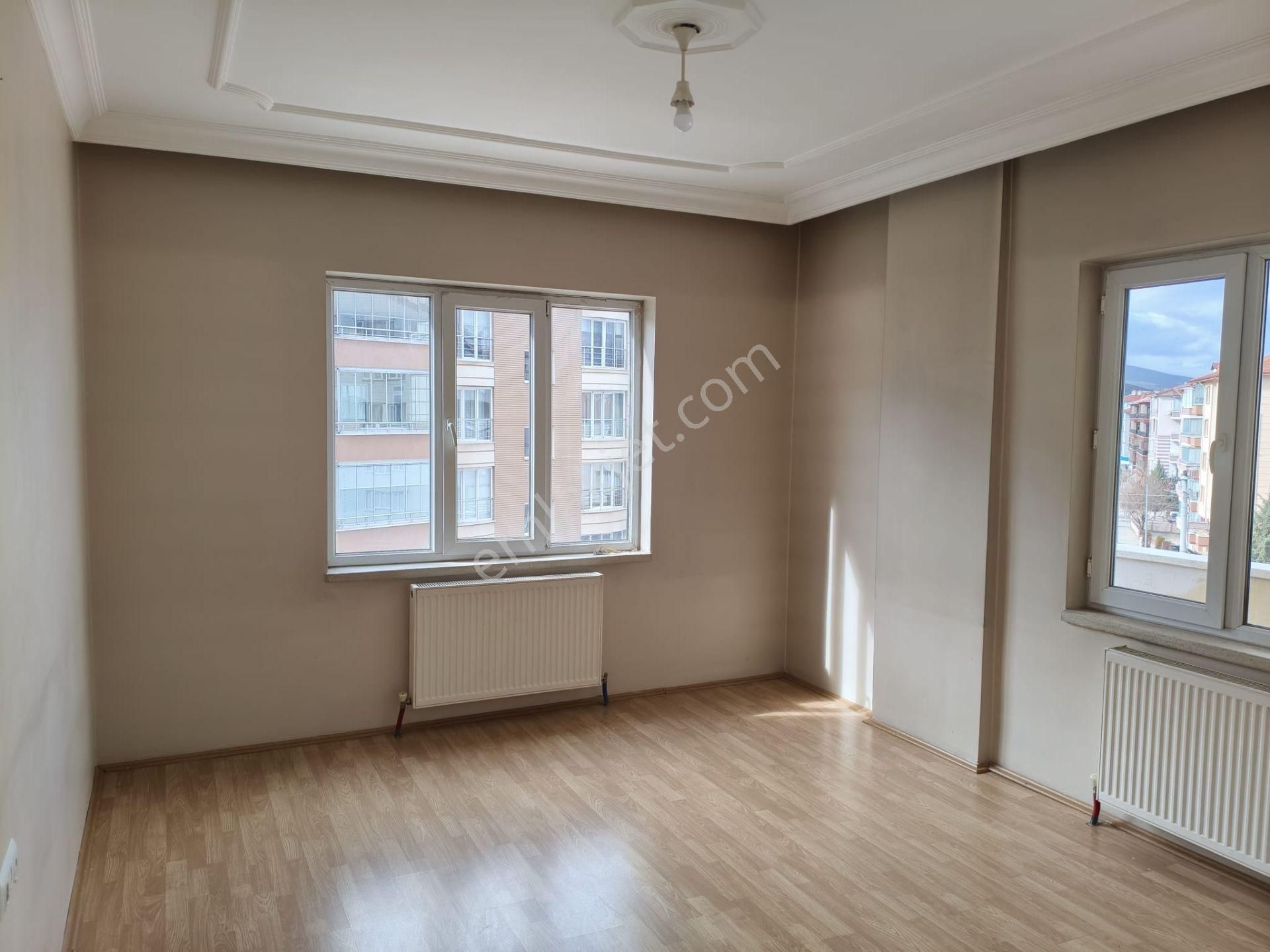 Yarenler Mahallesinde 3 Yol Ağzında Ara Kat Kiralık Daire - Görsel 2