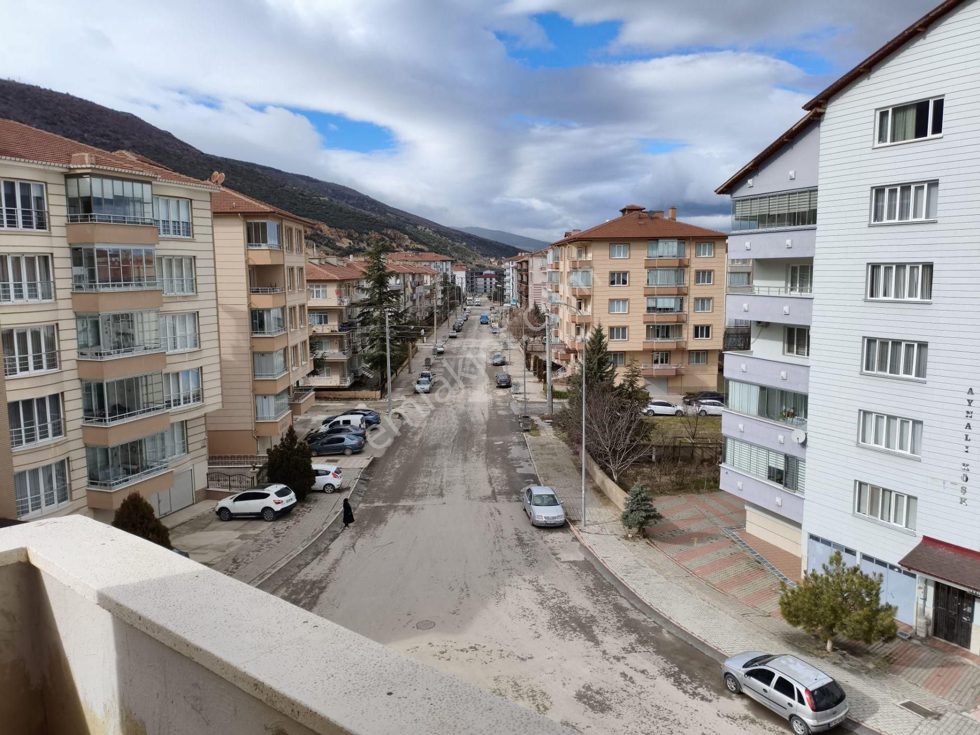 Yarenler Mahallesinde 3 Yol Ağzında Ara Kat Kiralık Daire - Görsel 3