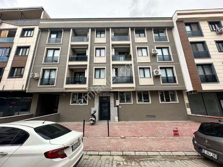 Zeki Emlak'tan Muradiye'de Satılık Kapalı Otoparklı 3+1 Daire - Görsel 2