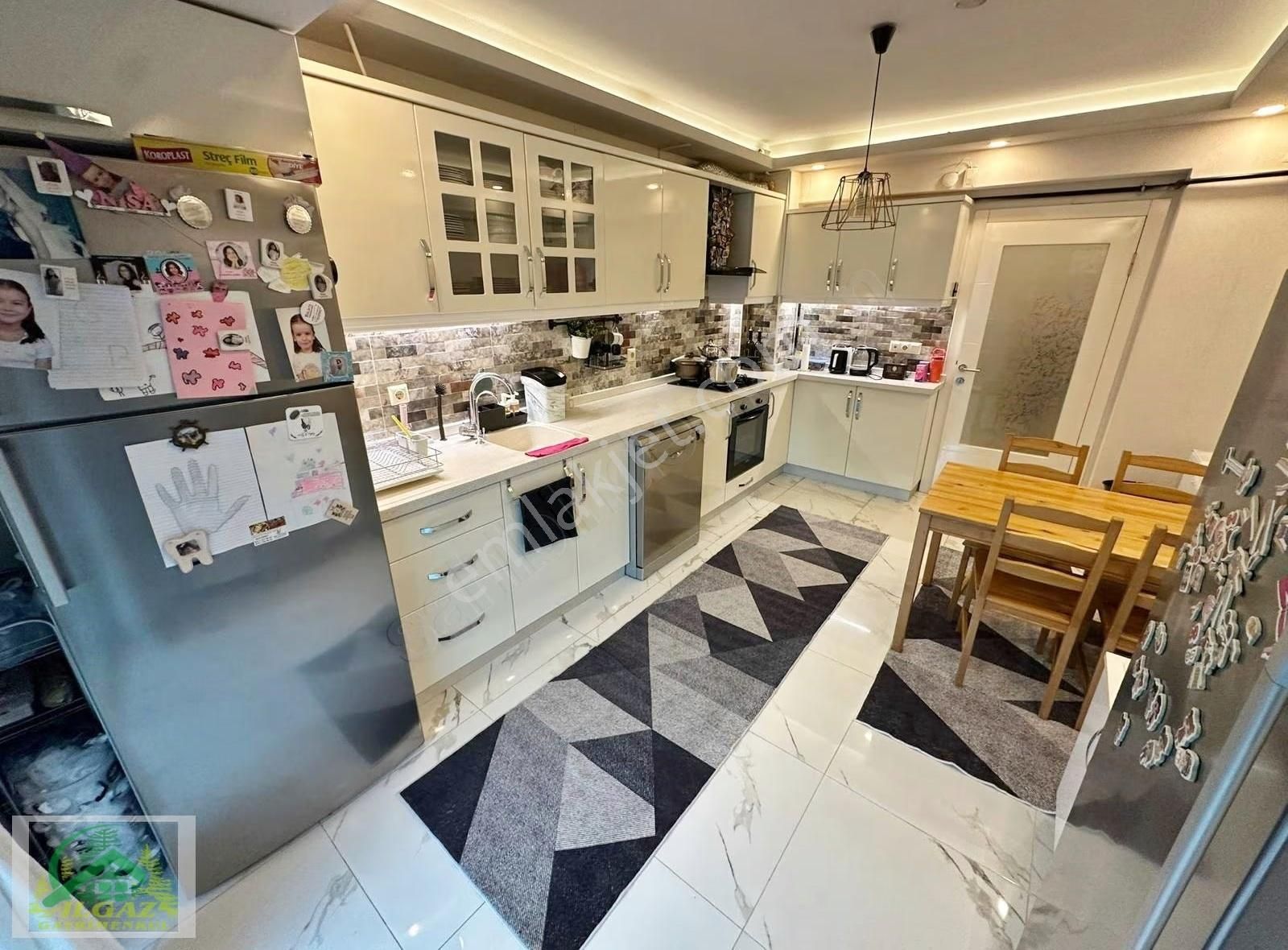 Ayvalı'da Seval Cd. Yakını 4+1 Ara Kat Teras Balkon Lüks Yapılı