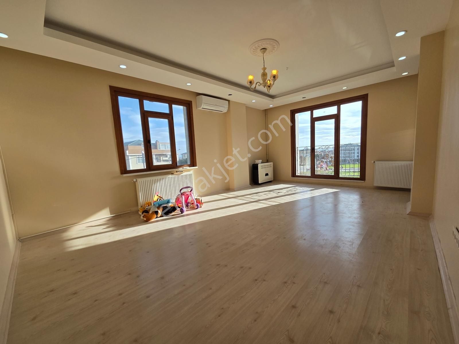 Büyükçekmece Kumburgaz, Her Cephesi Açık Kiralık 3+1 Daire