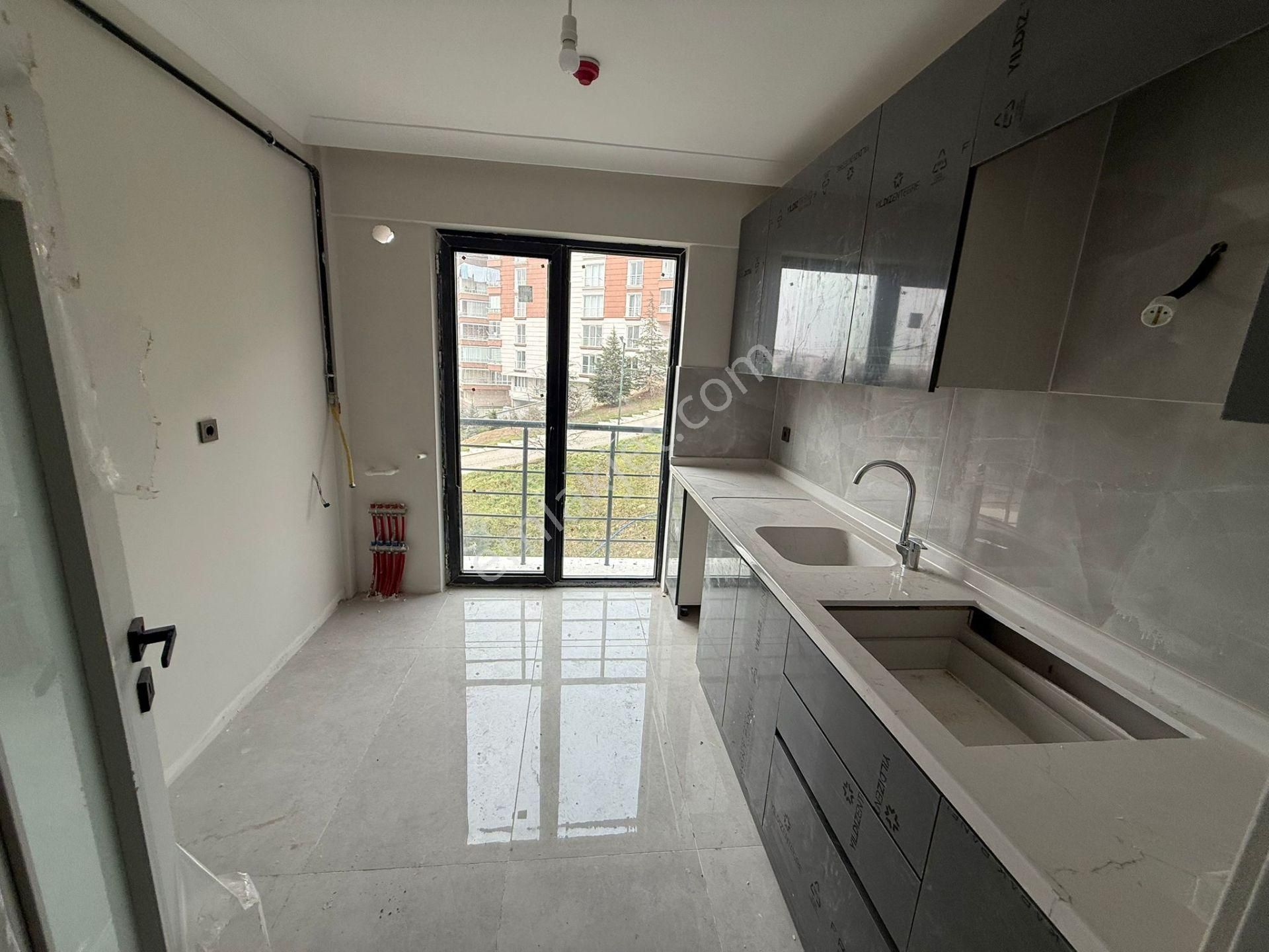 Bilgen Vatan'dan Bağlarbaşı'nda Kapalı Otoparklı Site İçerisinde 3 Asansörlü 2+1 Sıfır Daire